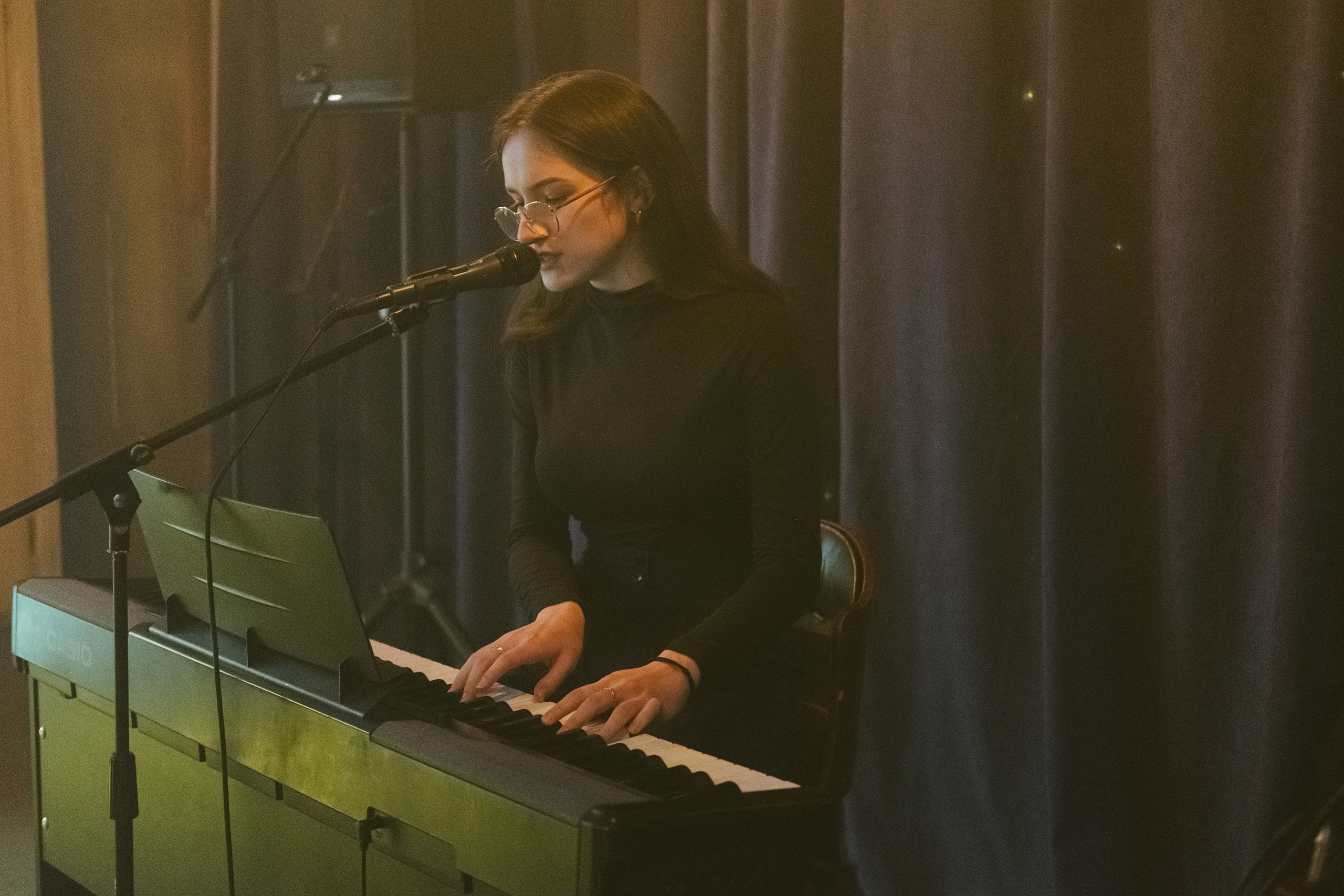 Концерт в кальянной Мистери. Фотограф в Иркутске Анна Мирошникова