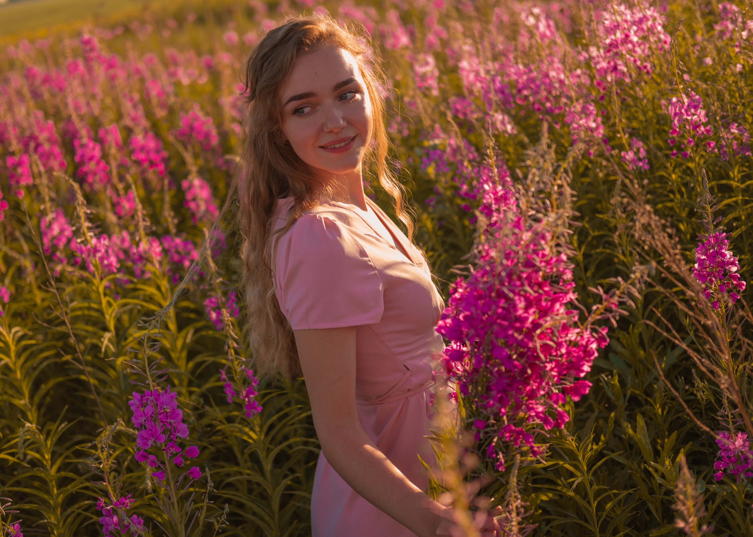 Танюша в поле цветов. Фотограф в Иркутске Анна Мирошникова