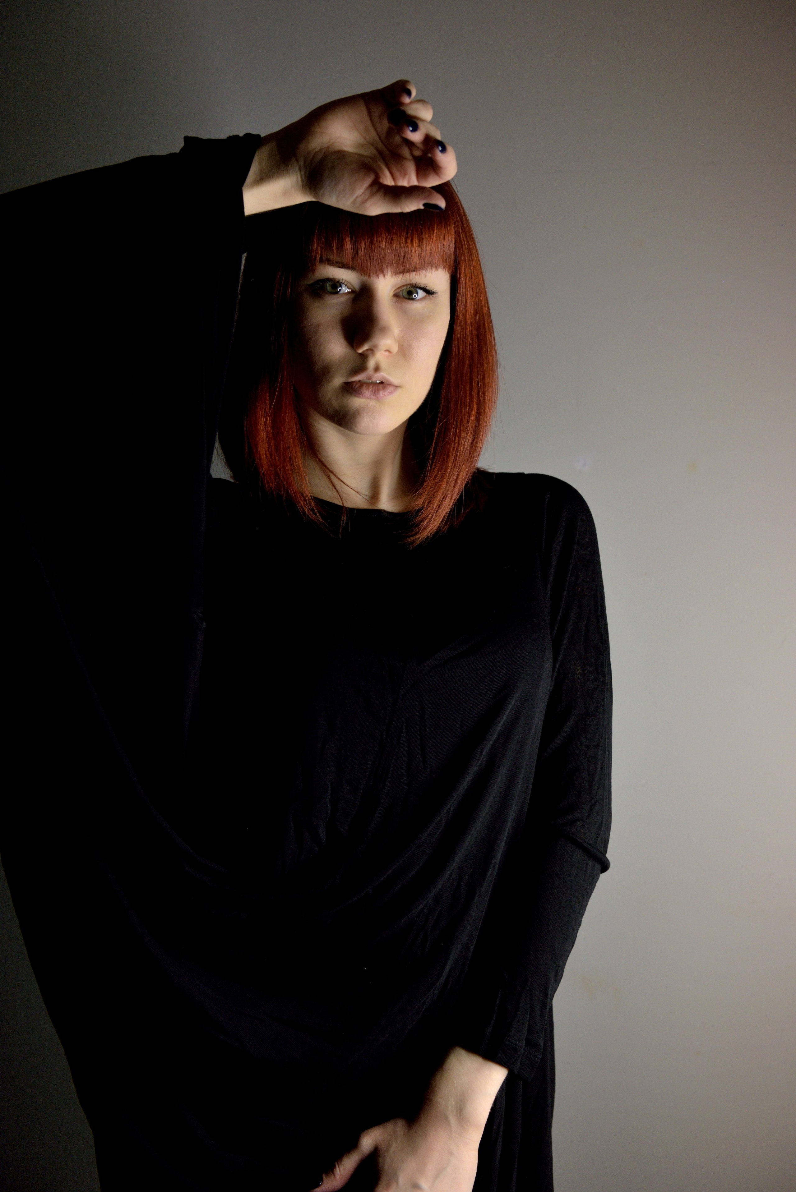 Портрет рыжей девушки с прической каре.