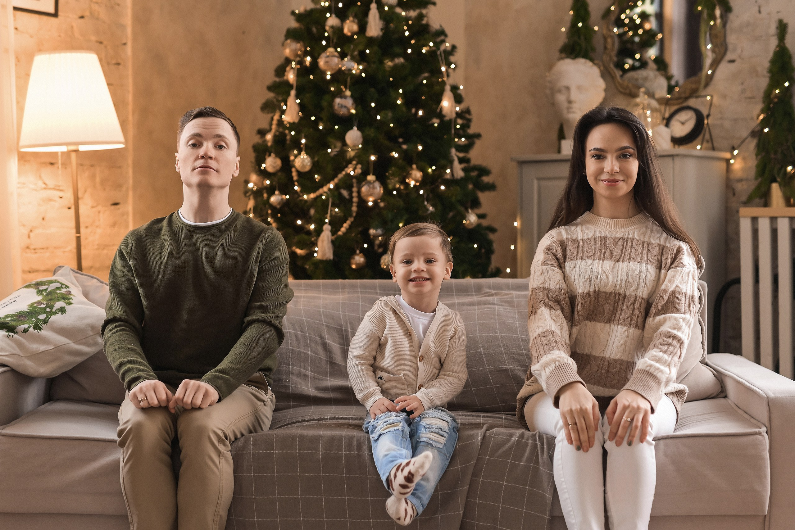 Новогодняя семейная фотосессия: уютные фото у ёлки в студии в Красноярске. 📸 Свадебный и семейный фотограф в Красноярске Тихомиров Евгений | 17 лет опыта | 800+ свадеб