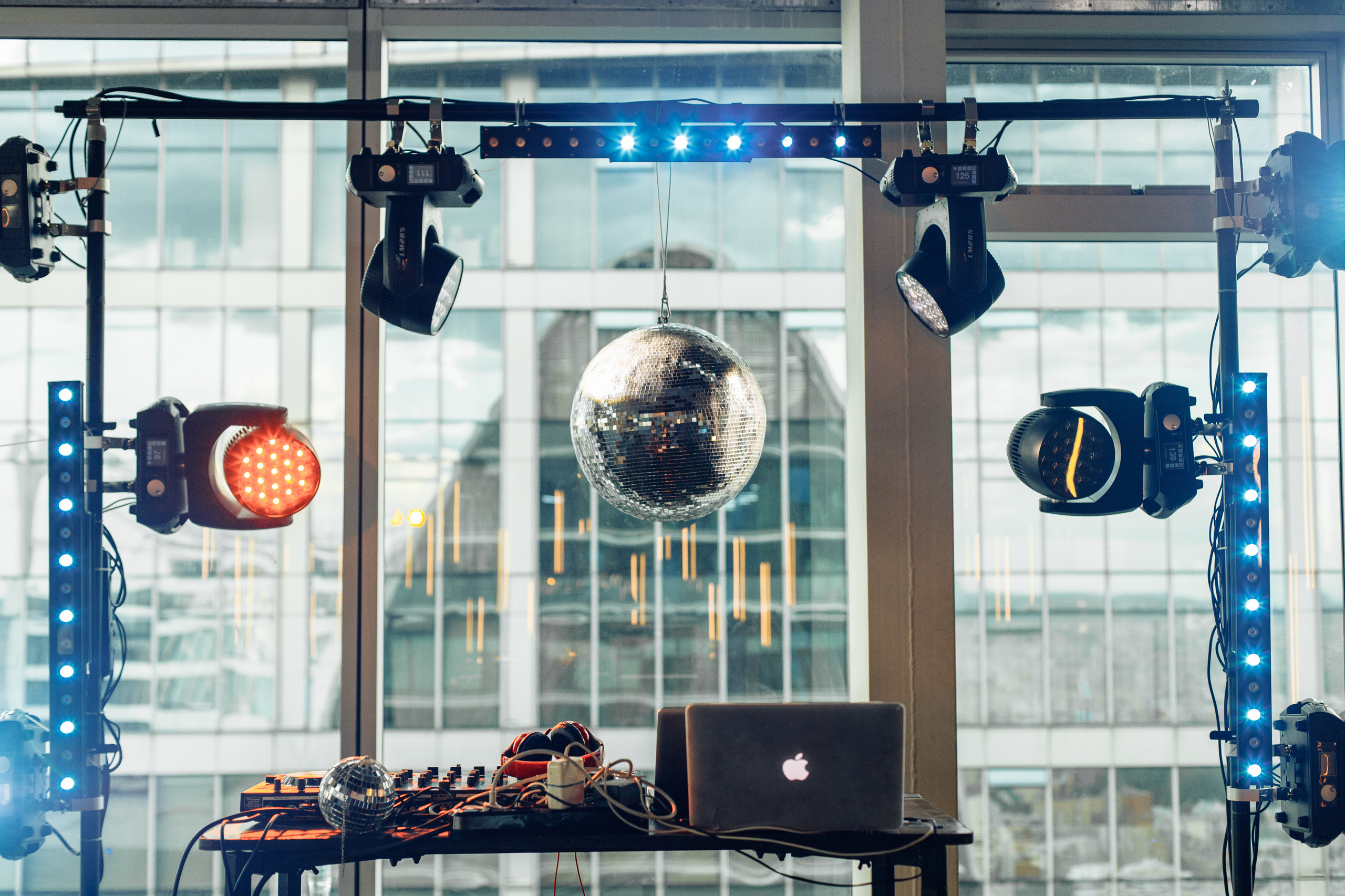 Backstage на вечеринке 90's в Moscow City. Свадебный и портретный фотограф в Королёве Сергей Чихарев