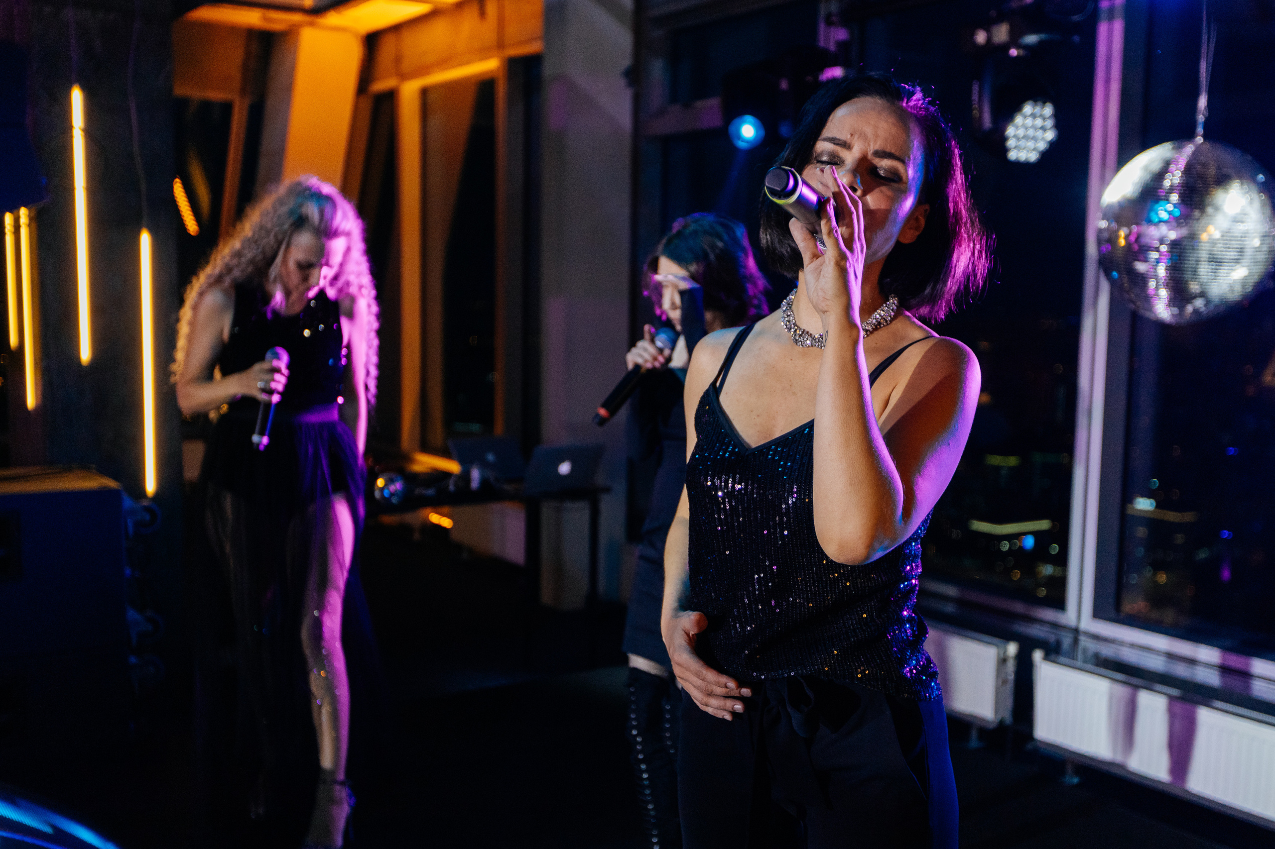 Backstage на вечеринке 90's в Moscow City. Свадебный и портретный фотограф в Королёве Сергей Чихарев