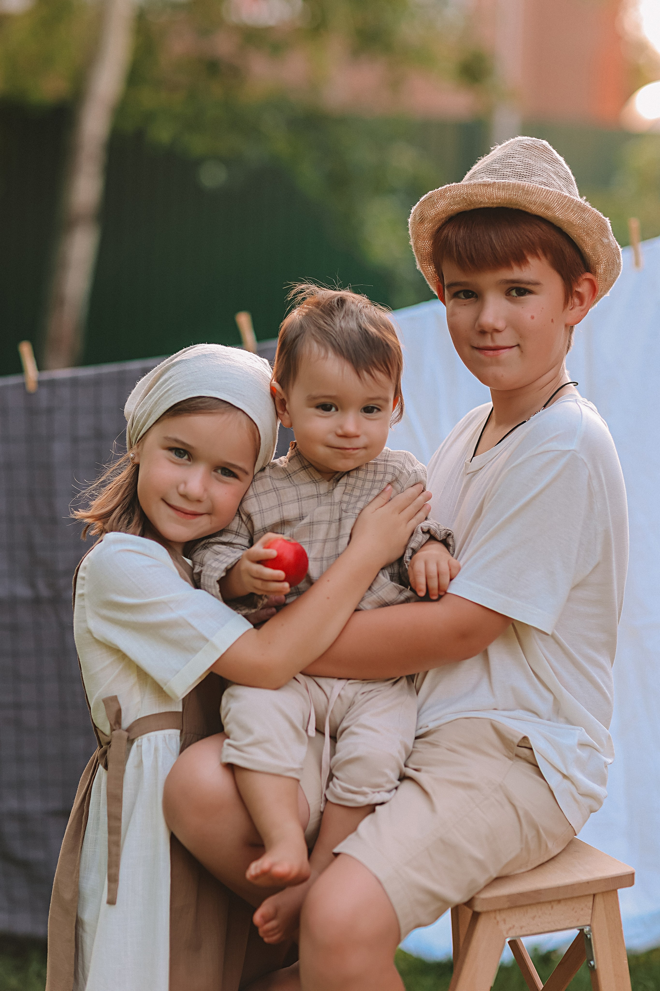 Стирка у дома. Семейный фотограф Тюмень, фотограф на роды Салмина Мария