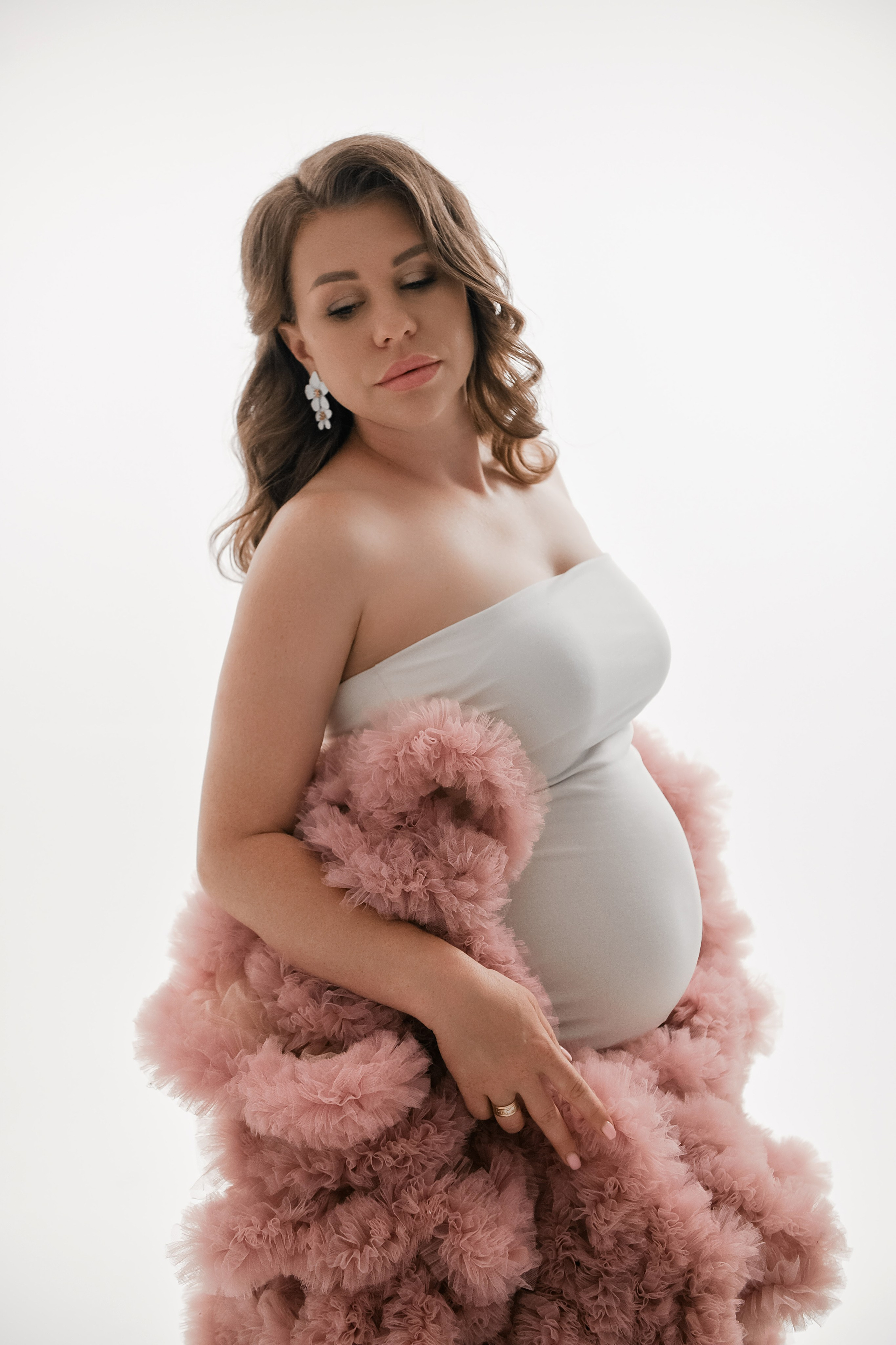 Белое платье и фатиновая накидка. Фотограф Анна Качан