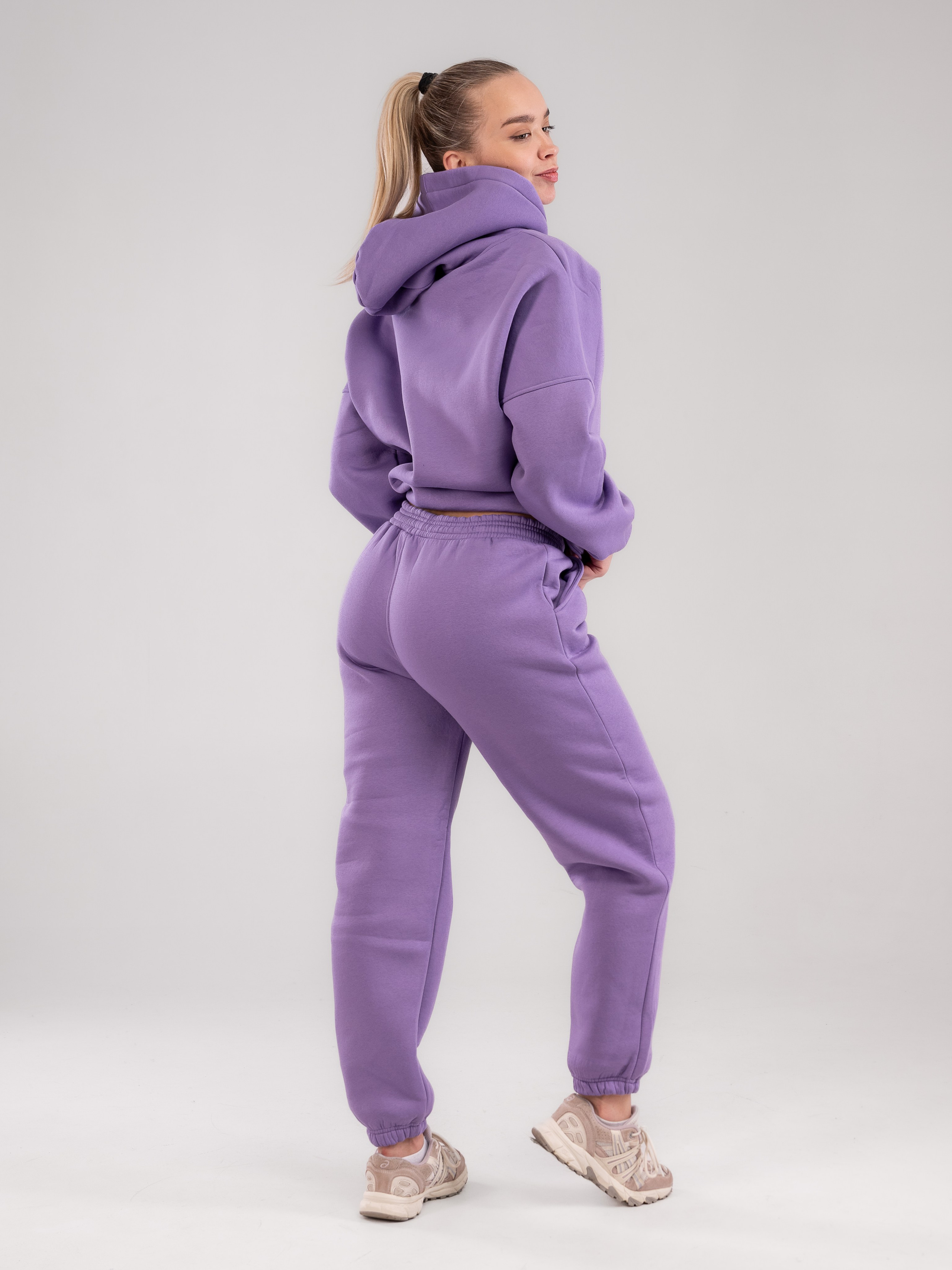 Спортивные костюмы и брюки с большой палитрой цветов!. Предметный фотограф, фото для маркетплейсов Пятигорск, КМВ