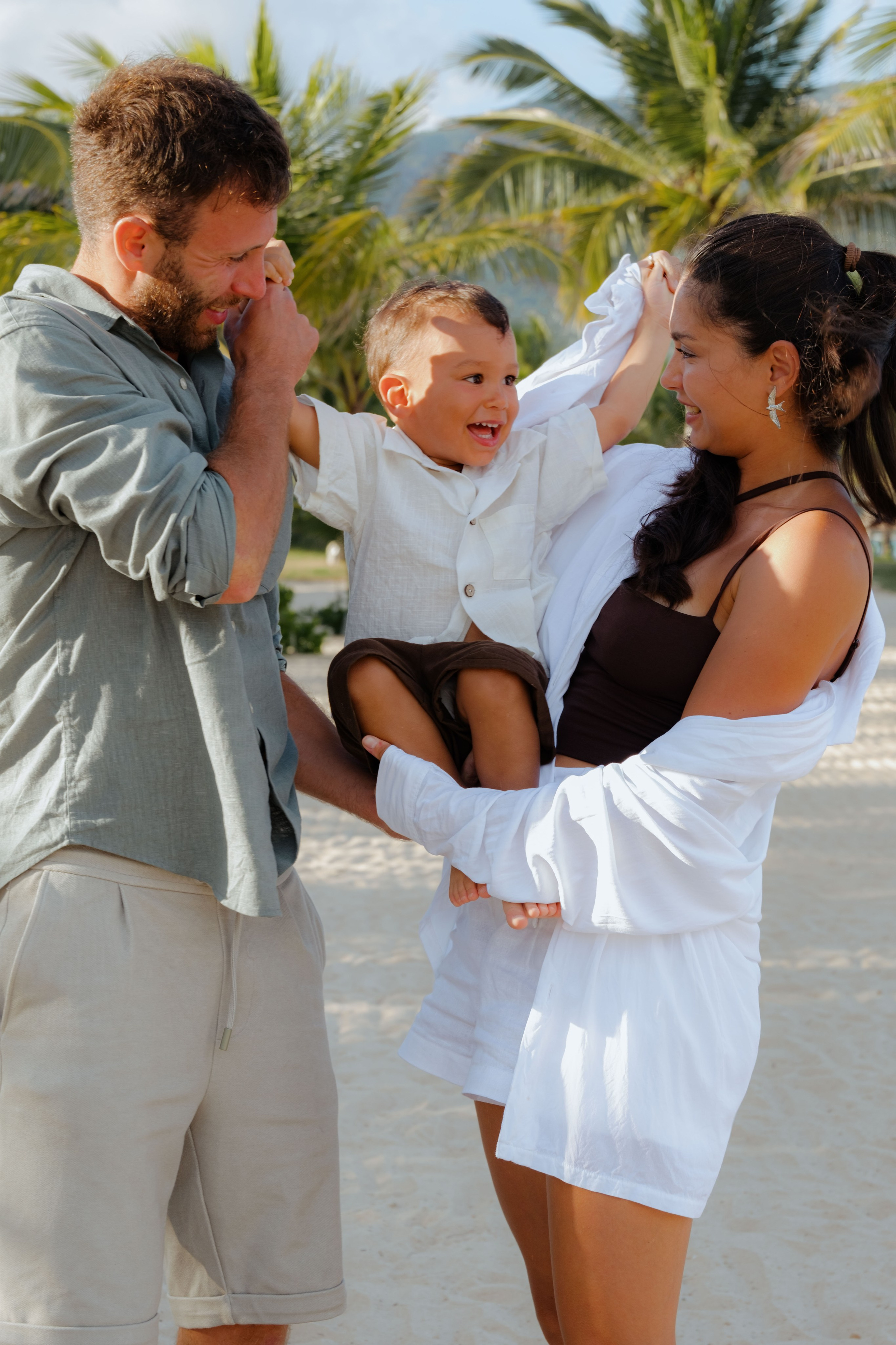 Mother and daughters. Portrait photographer Nha Trang | Julia Meshanina