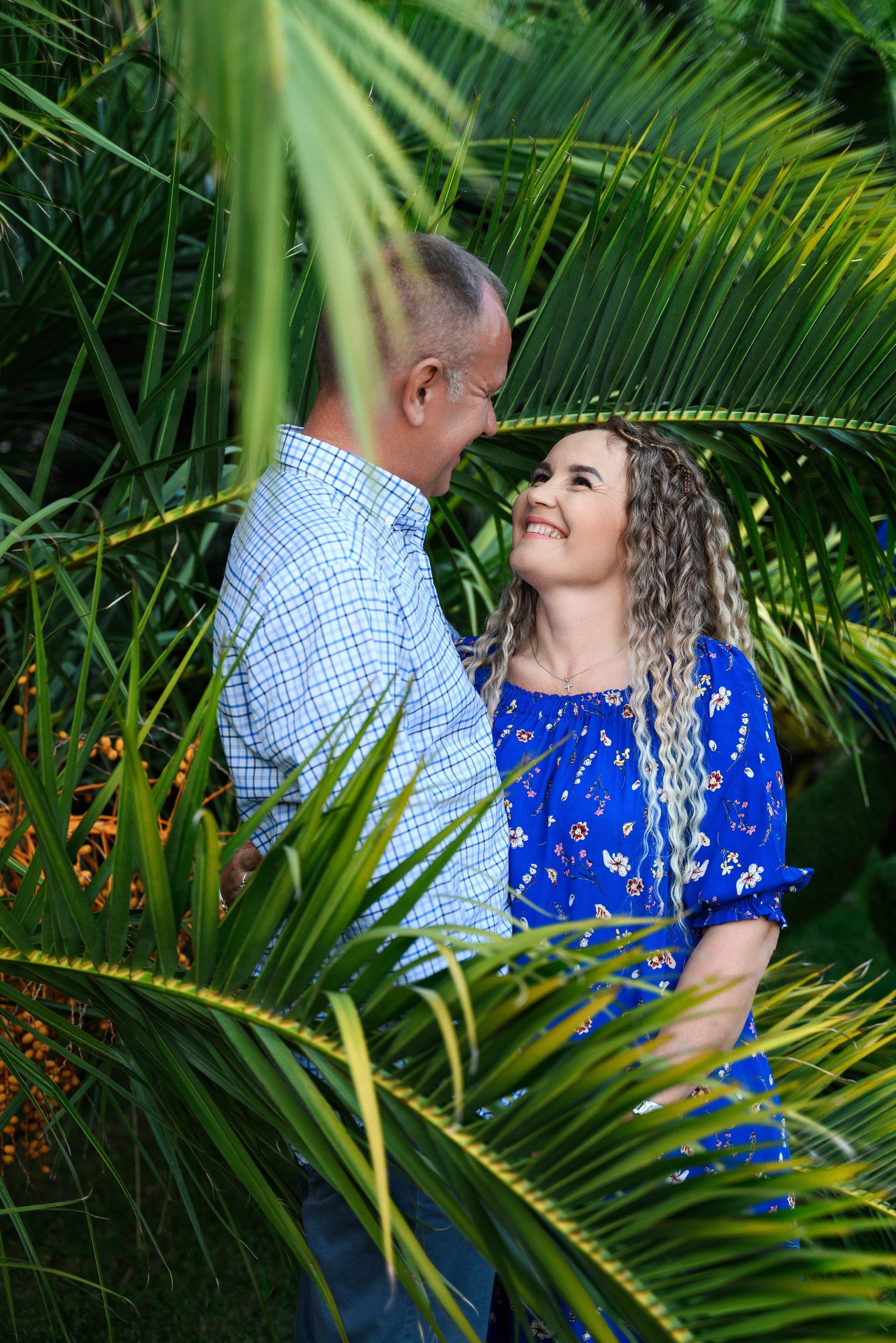 Мужчина и женщина на отдыхе в Сочи — любовная фотосессия на пляже с пальмами