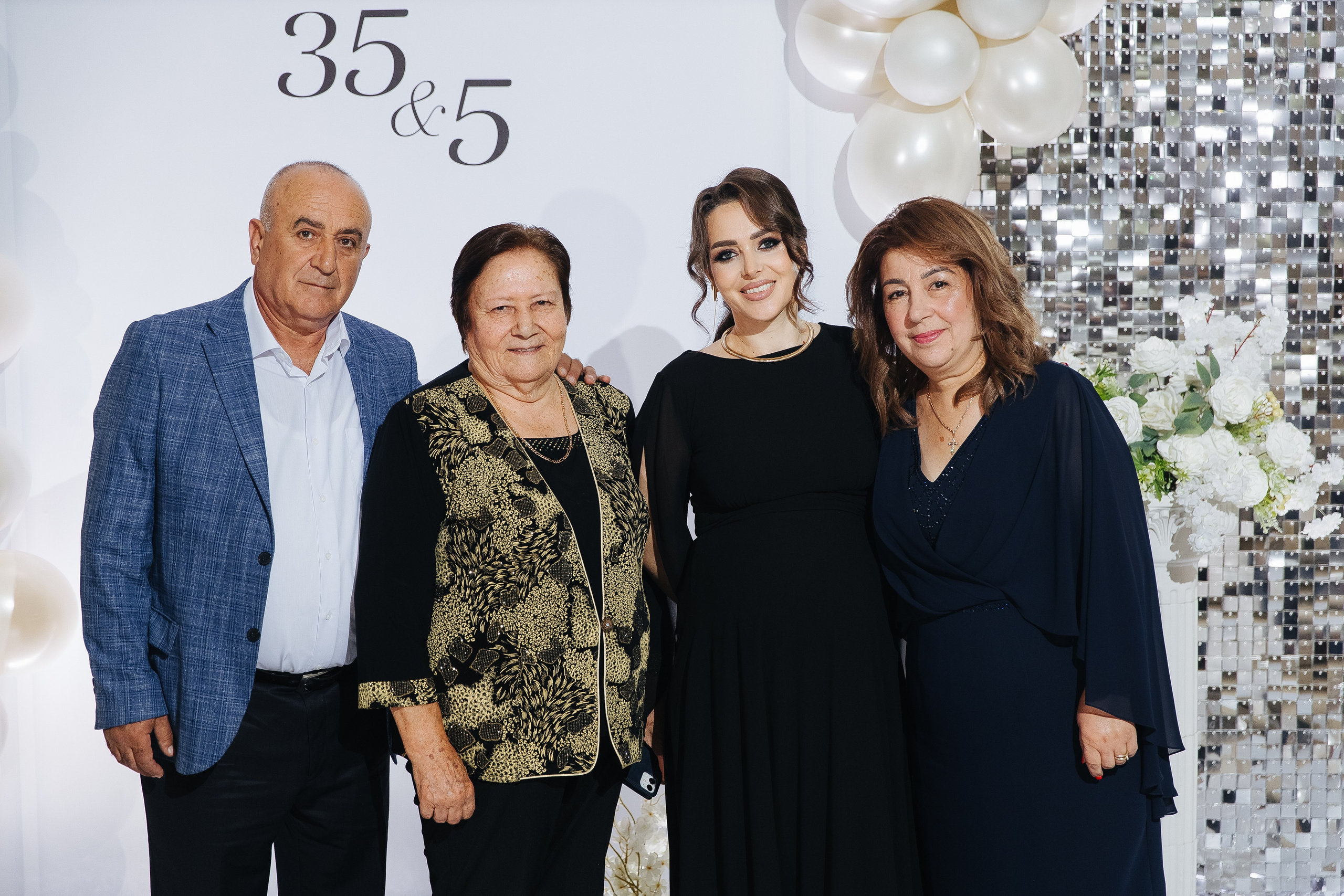 Ани и Назели. 35&5 День рождения, «Янтарь». Фотограф в Красноярске Надежда Воскресенская