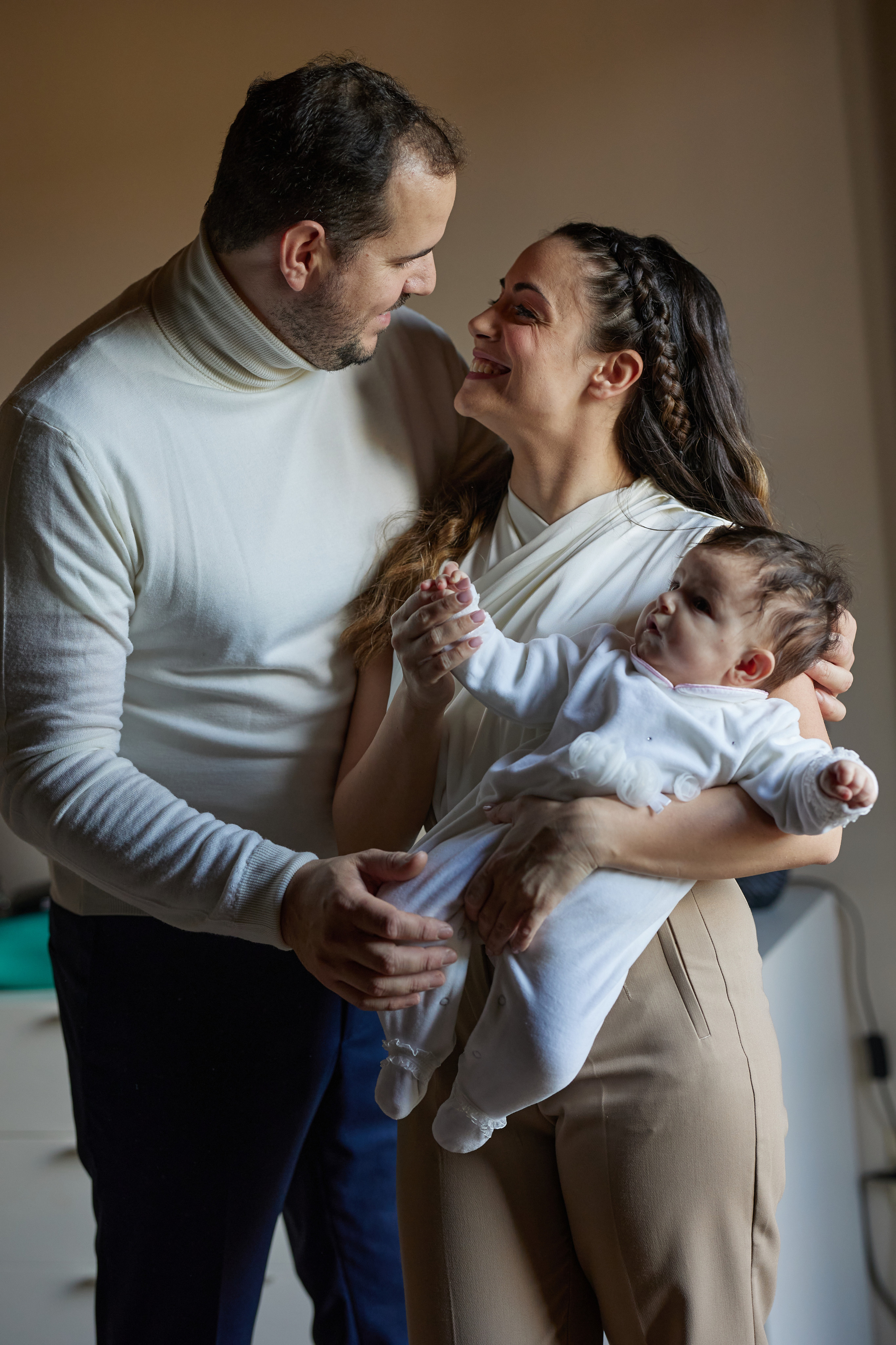 Sessione fotografica di familia a casa. Fotografo di famiglie e ritrattista in Italia (Toscana)