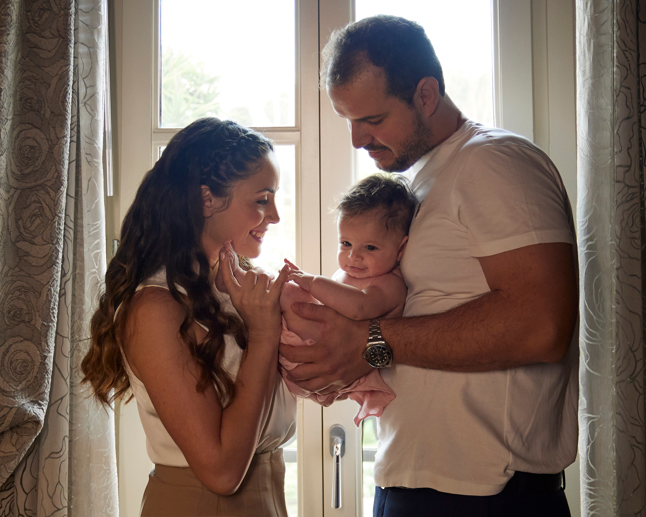 Sessione fotografica di familia a casa. Fotografo di famiglie e ritrattista in Italia (Toscana)