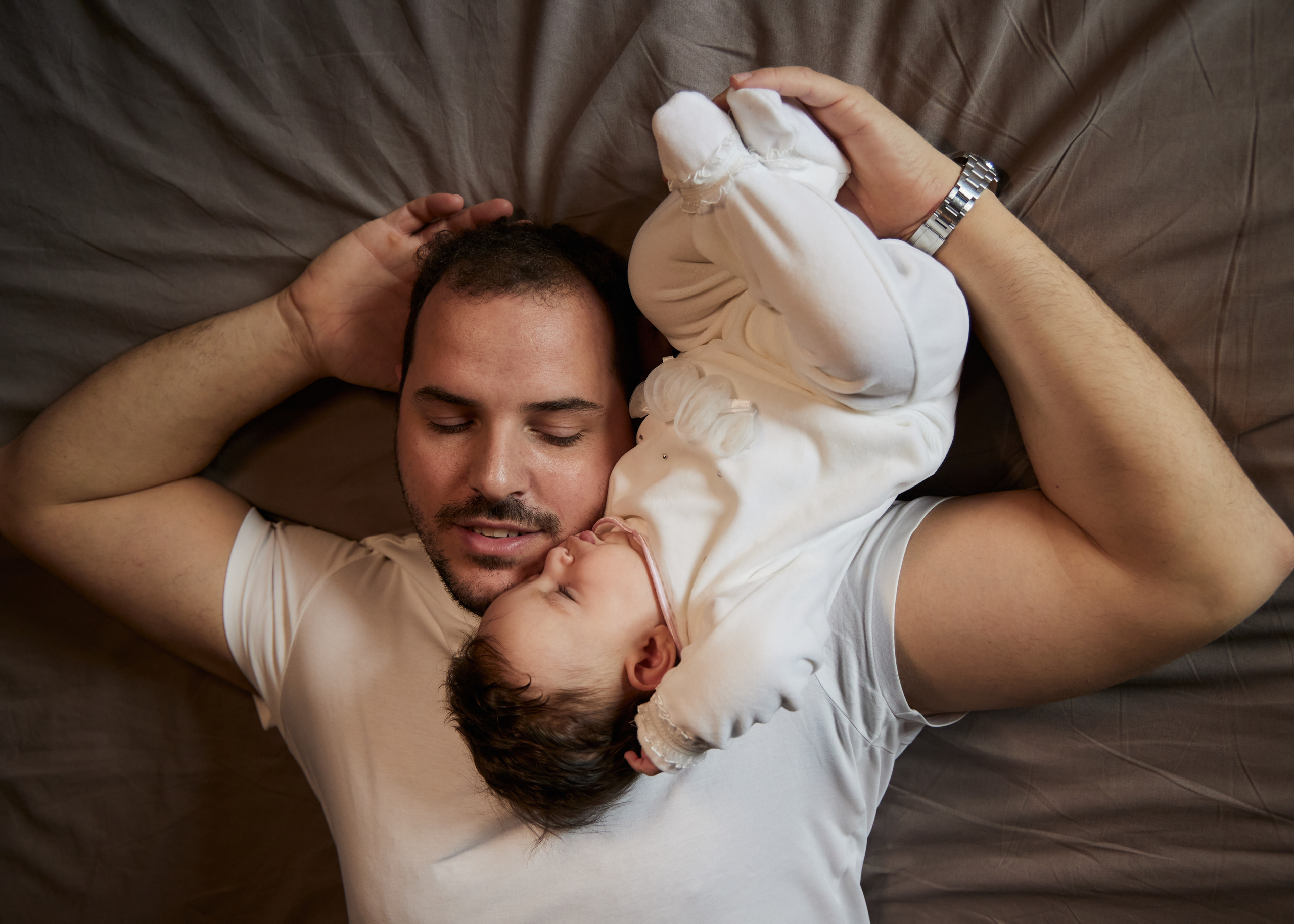 Sessione fotografica di familia a casa. Fotografo di famiglie e ritrattista in Italia (Toscana)