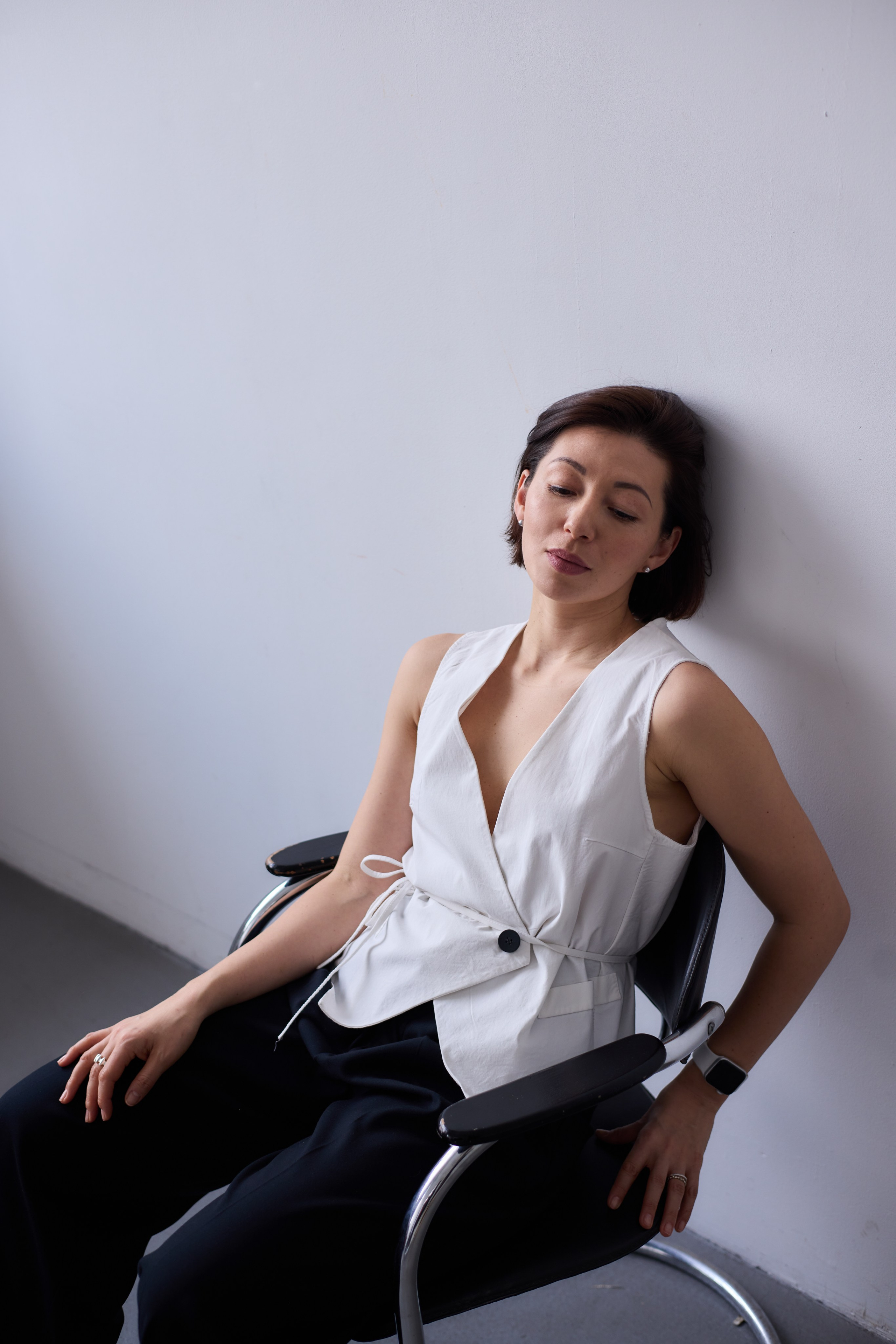 Кристина Кибирева, девушка в офисной одежде. Фото в офисе 