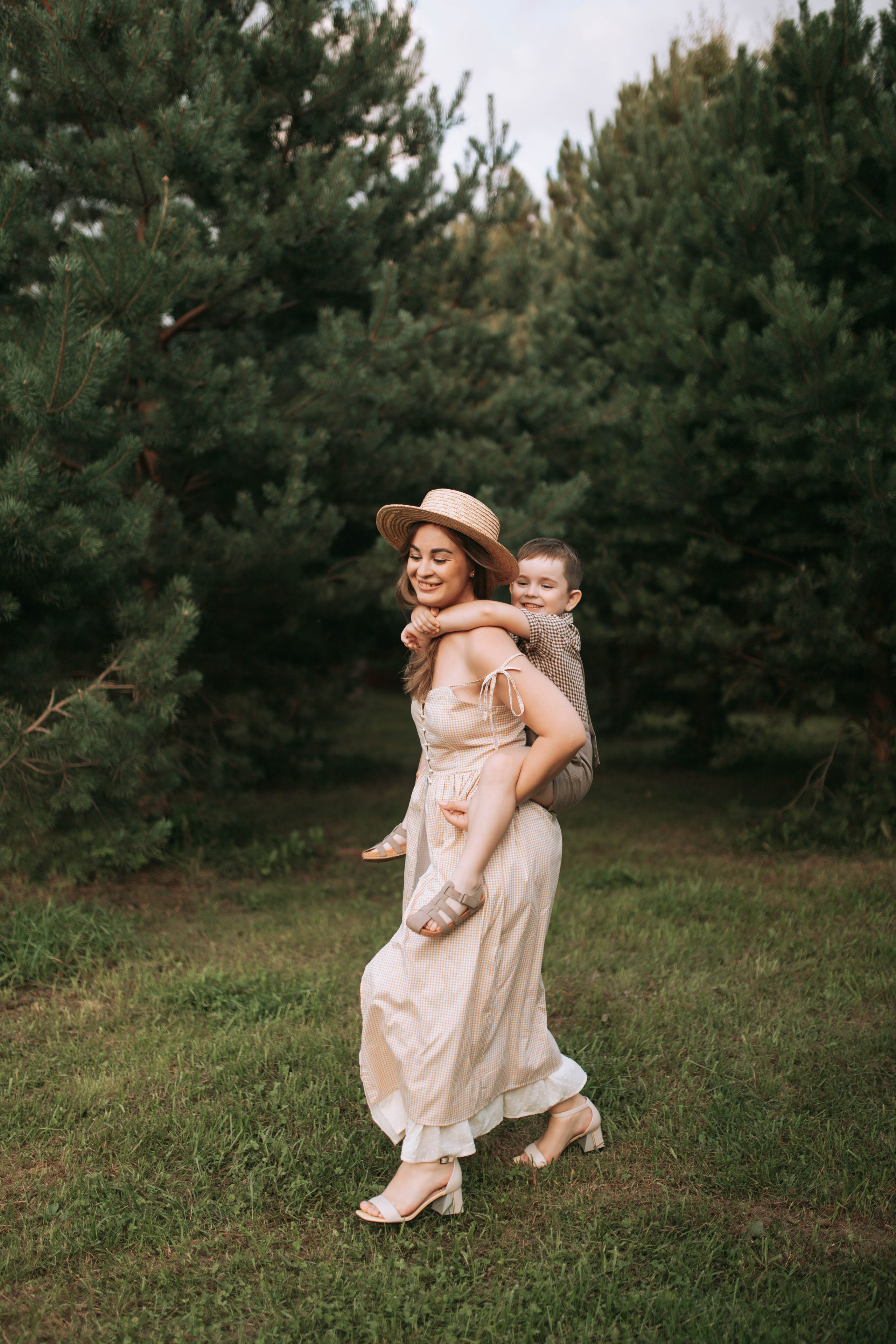 Весёлая прогулка вместе с мамой. Свадебный и семейный фотограф в Нижнем Новгороде