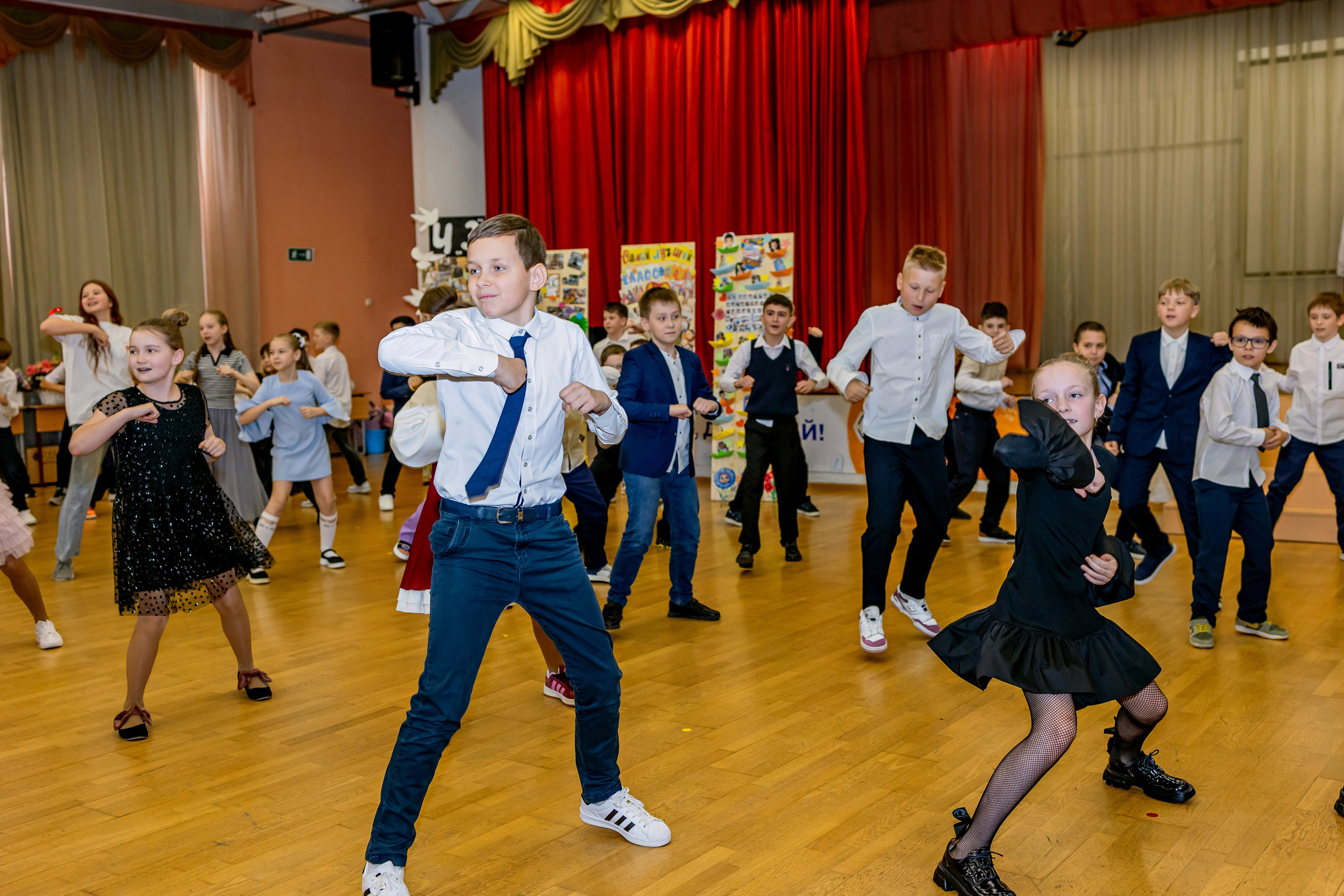 Выпускной праздник в начальной школе. Фотограф и видеограф Москва. Свадебный фотограф, видеограф. Выпускные альбомы. Оживающие альбомы