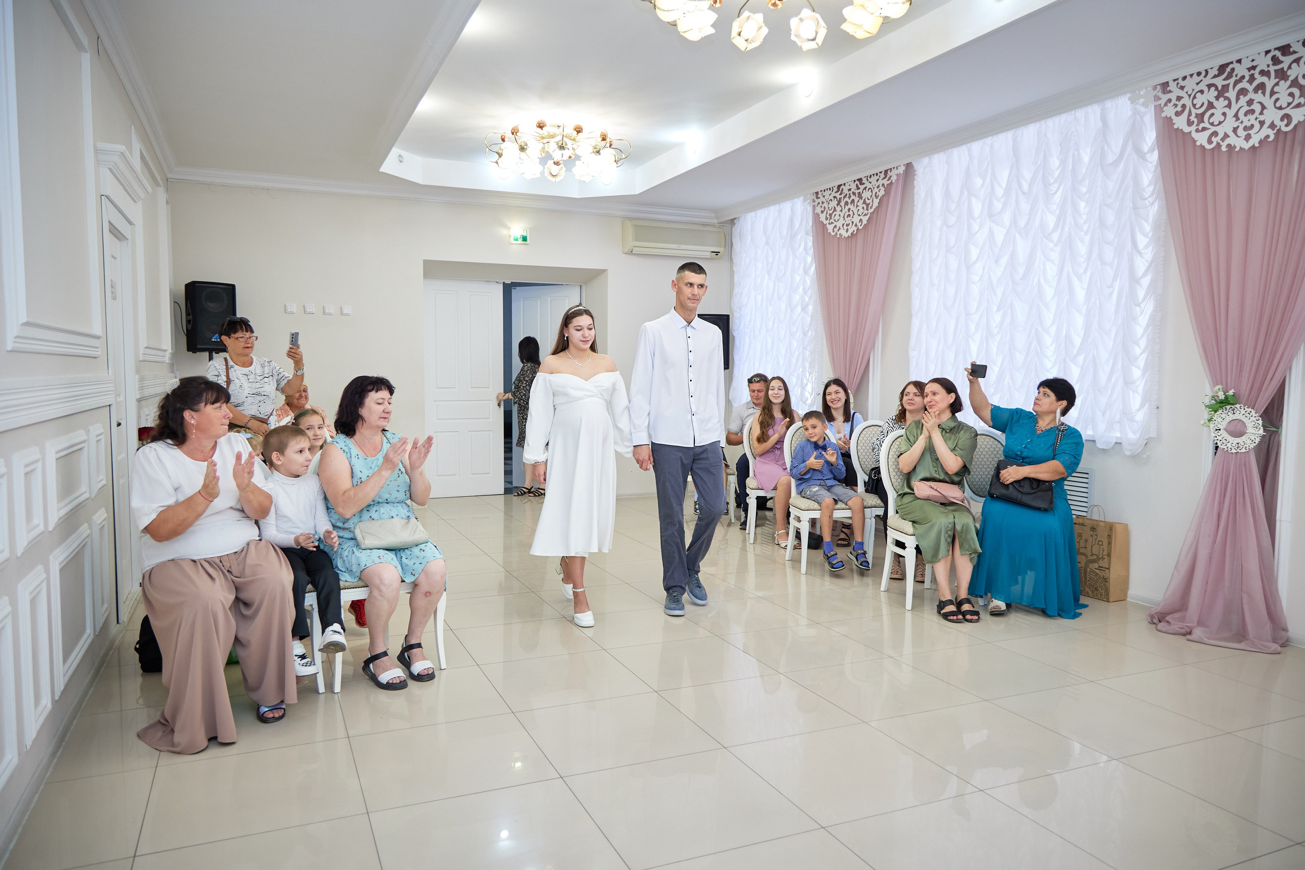 Фотосъемка в ЗАГСе, прогулка молодых, банкет