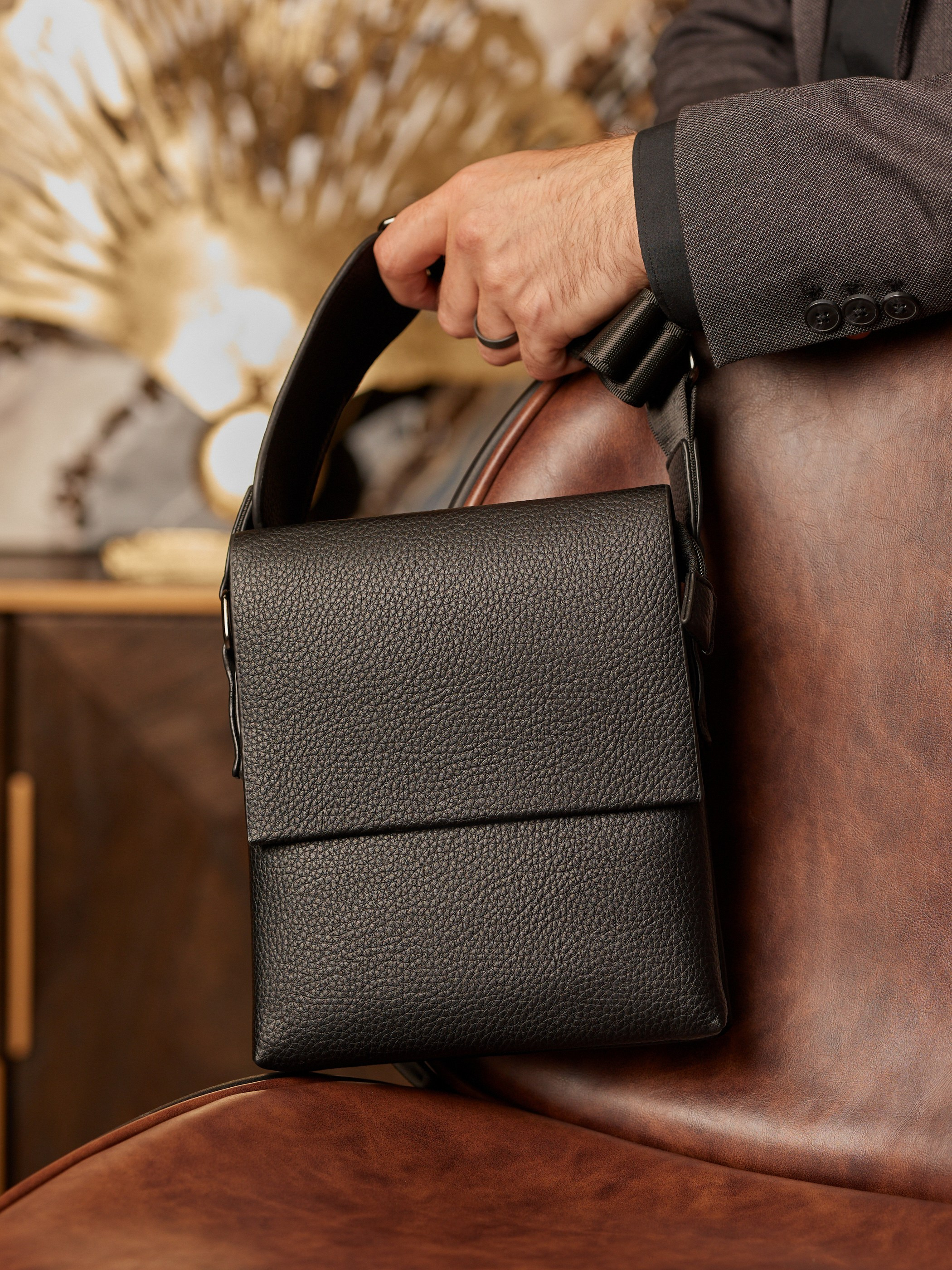 съемка мужских сумок в интерьере