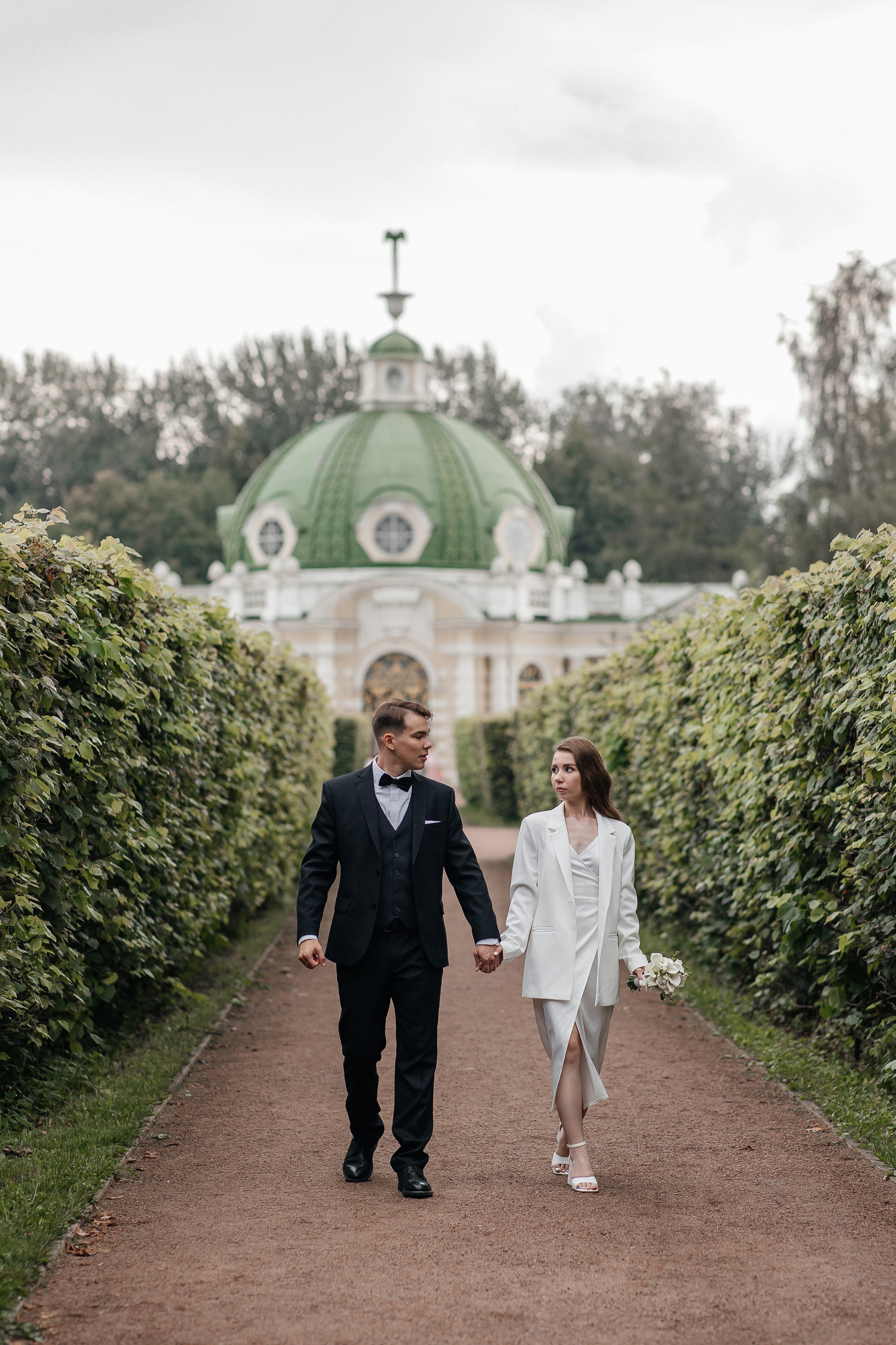 Свадебная фотосессия в усадьбе Кусково. Свадебный фотограф в Москве Дарья Олендарёва