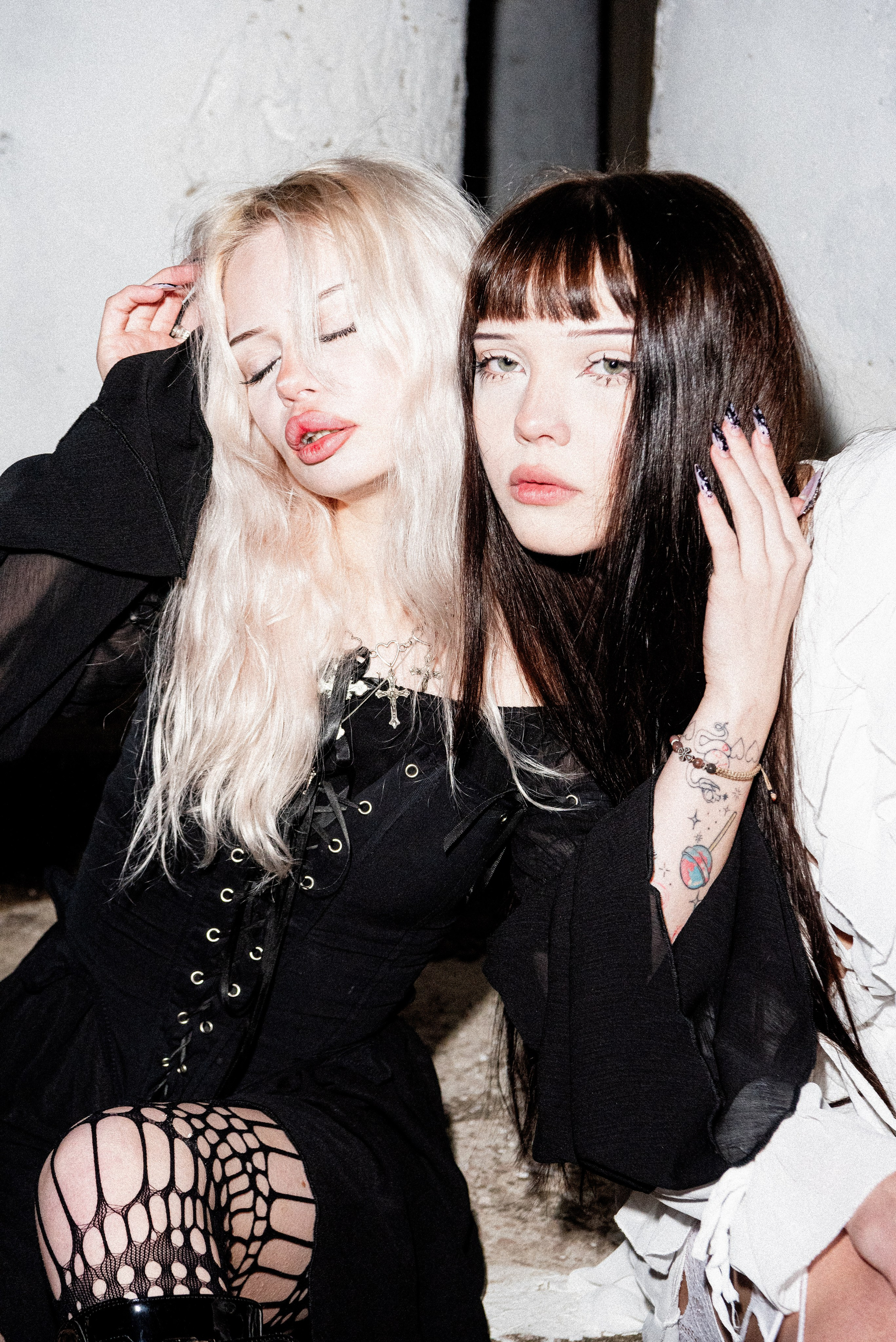 Пример портфолио фотографа для альтушек - смелая фотосессия с вспышкой в лоб.