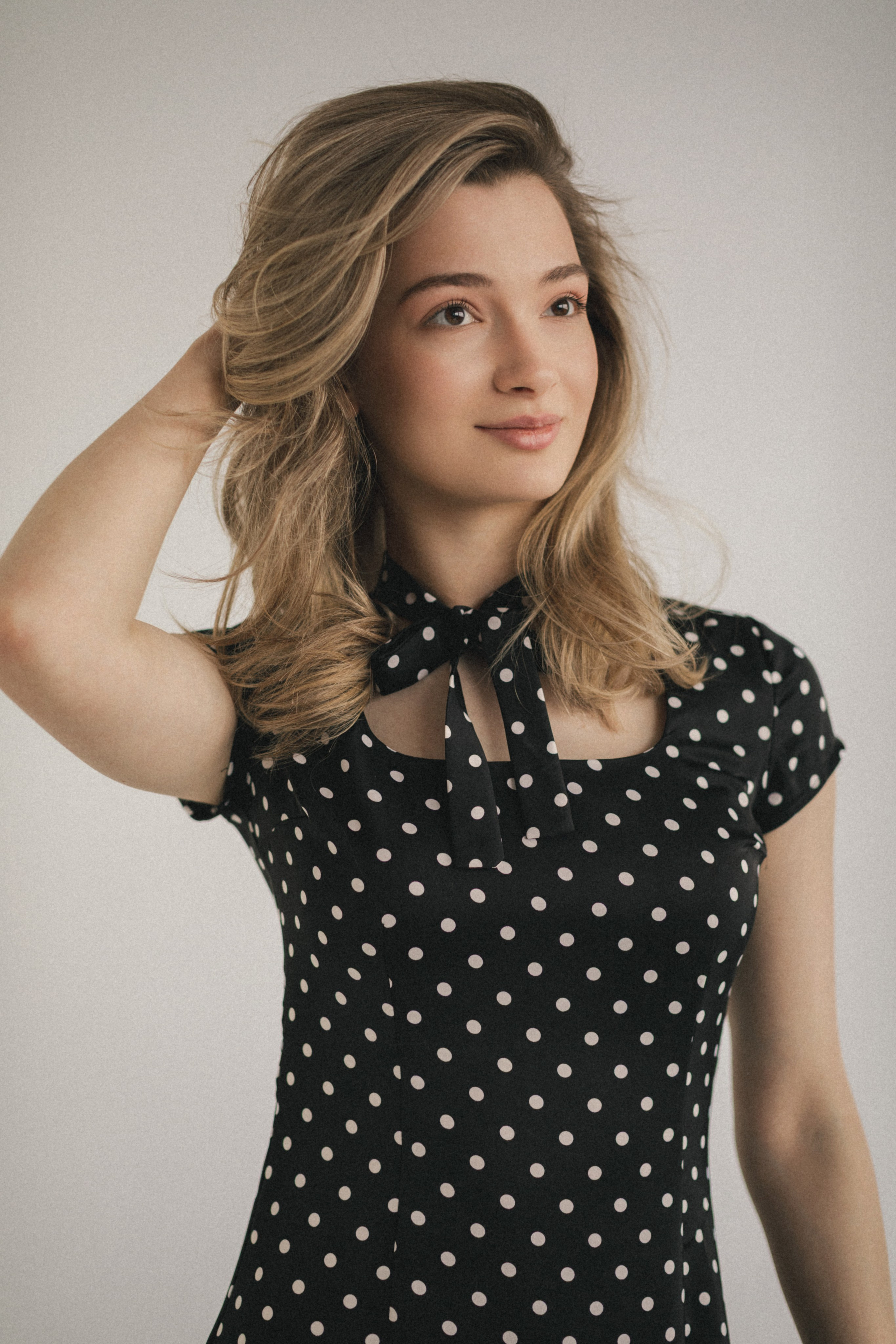 Фотосессия ко Дню рождения девушки в студии с тортом. Фотограф во Владикавказе Юрий Геворгизов