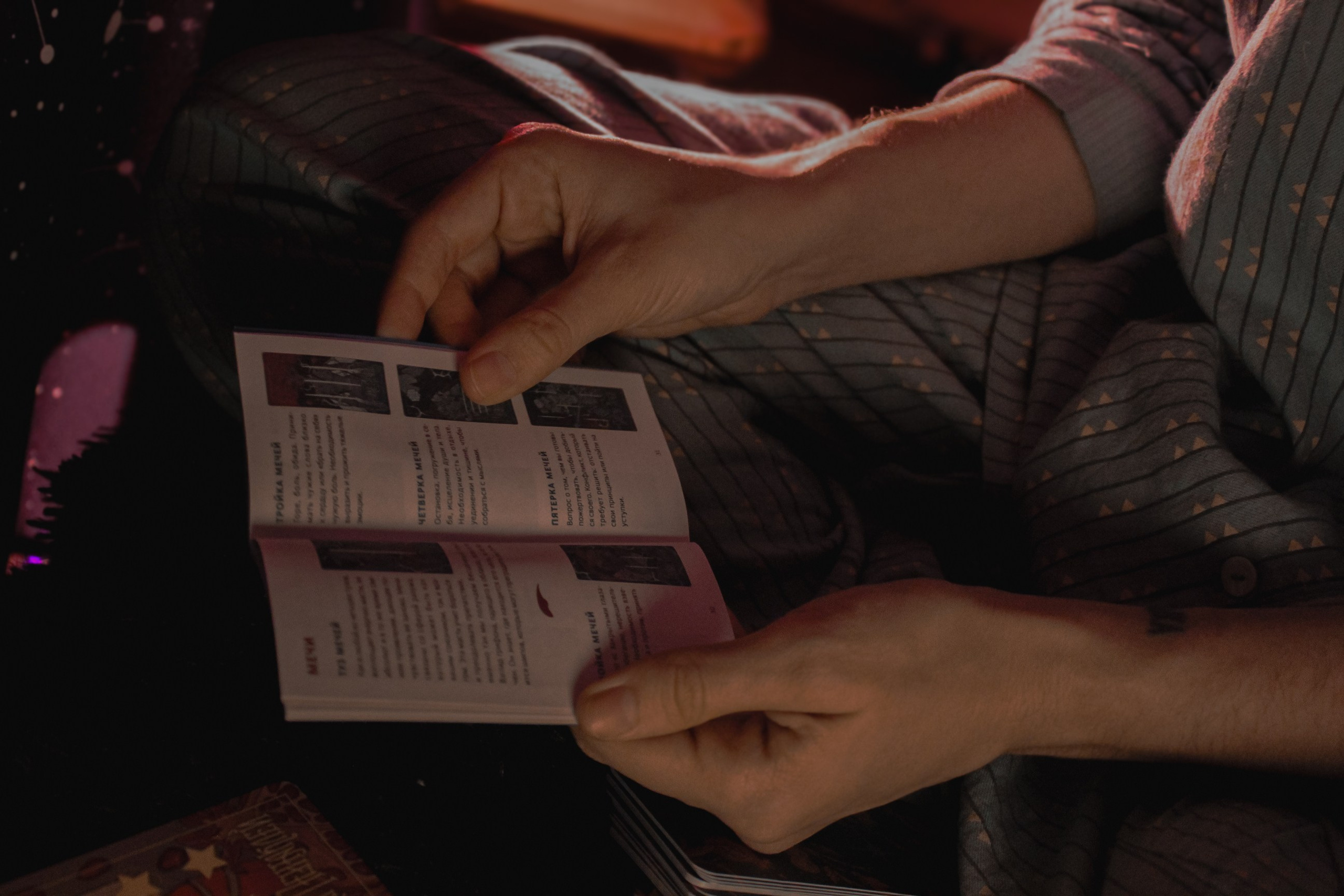 В помещении. Фотограф Москва, портрет, стрит, репортаж. Художественная фотосессия