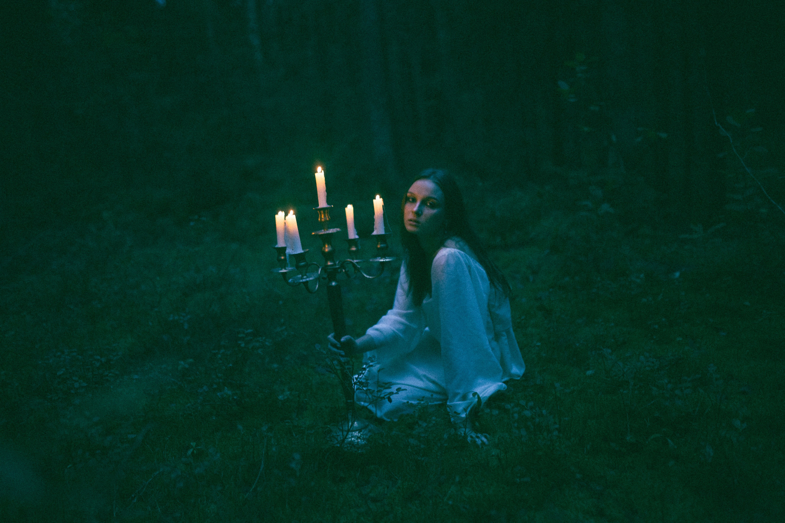 Две девушки в темном лесу