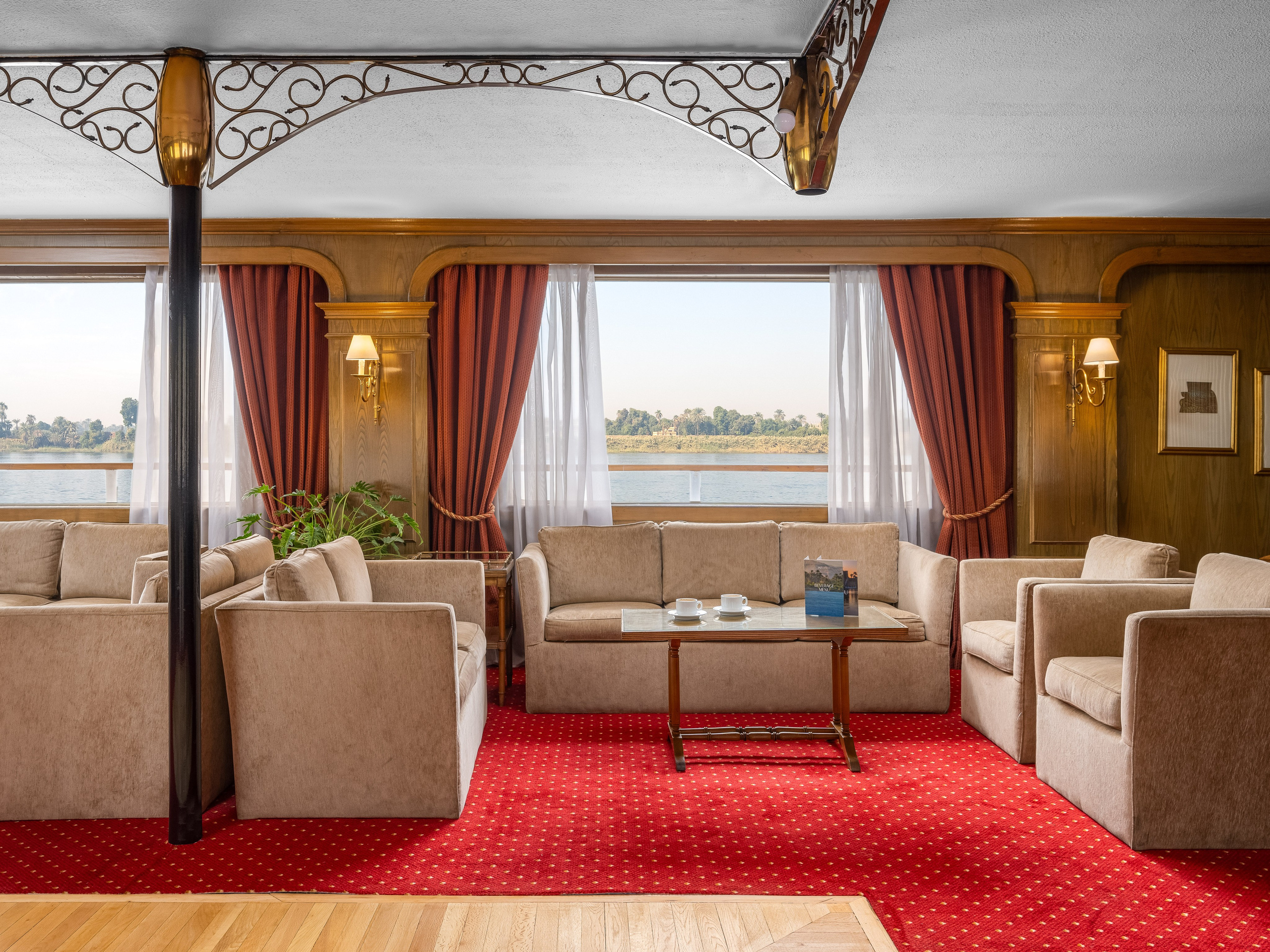 Теплоход Jaz Al Qassida Luxor. Вячеслав Лазарев фотографирую интерьеры