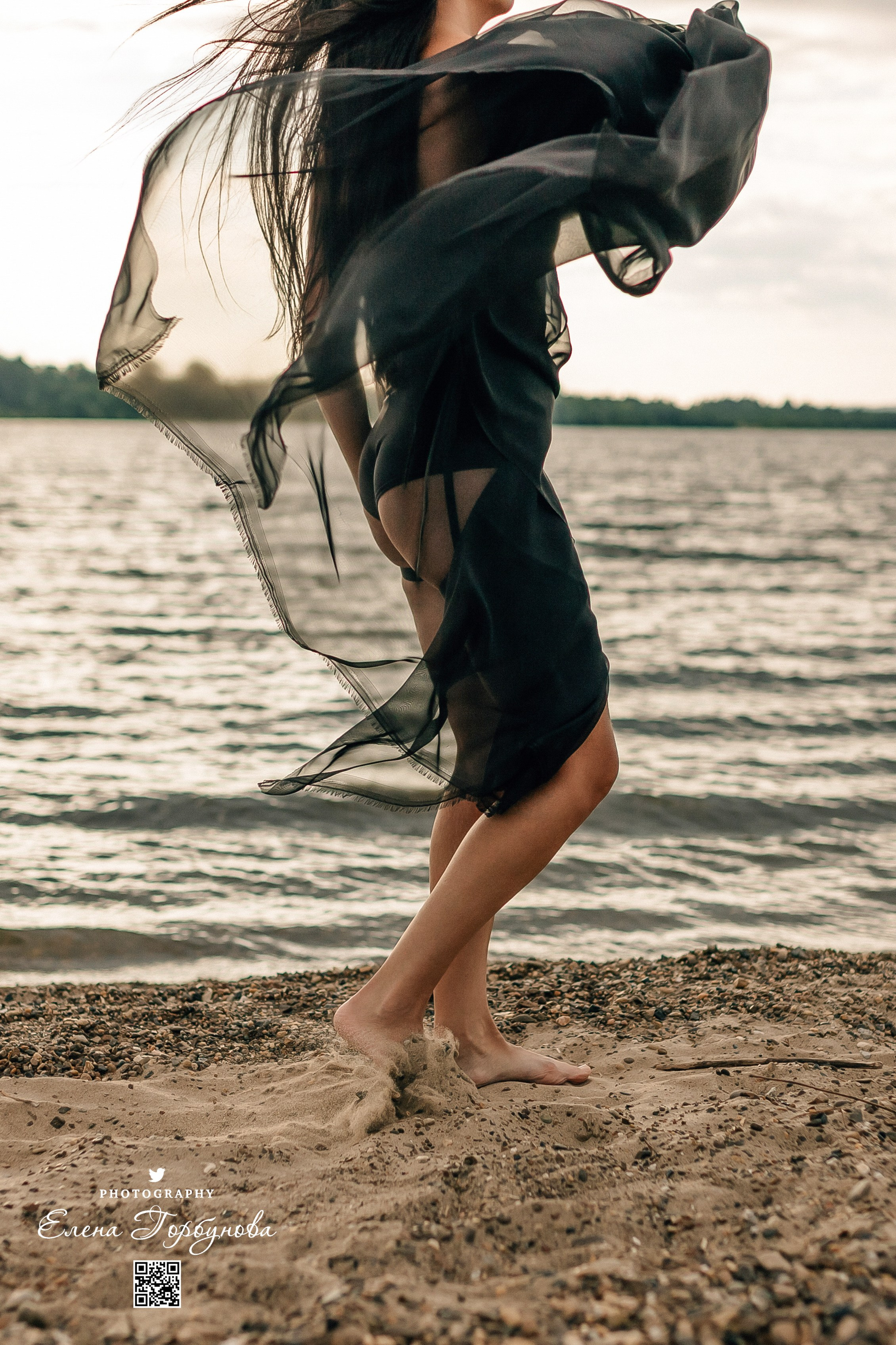 Черная серия с тканью. Набережная. Александра и Таисия. Июль 2025 г. Фотограф Пермь. Свадьбы. Семья и дети, школа, д. сад. Фотокниги