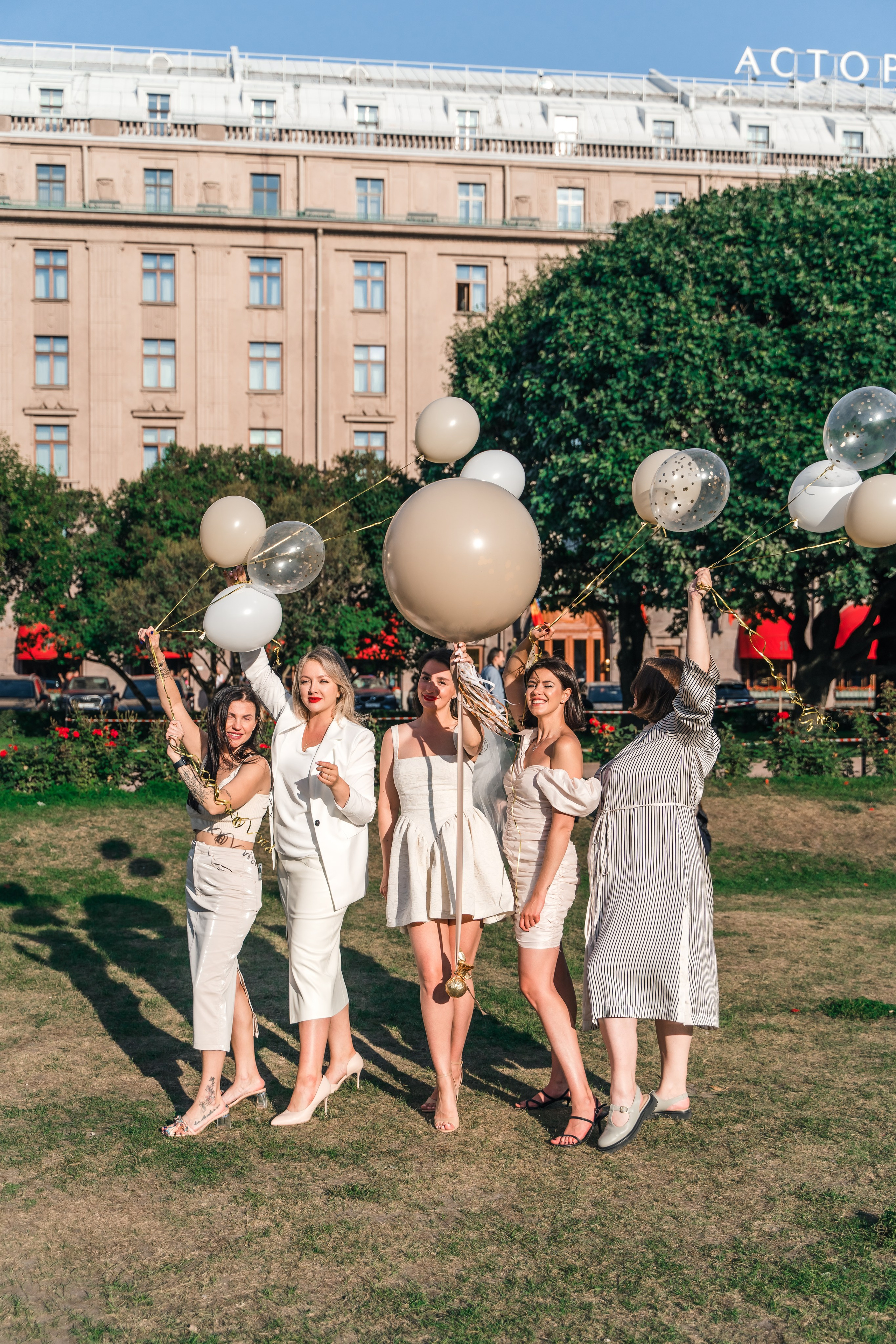 Фотосъемка девичника, встреча девушек, веселые женские портреты