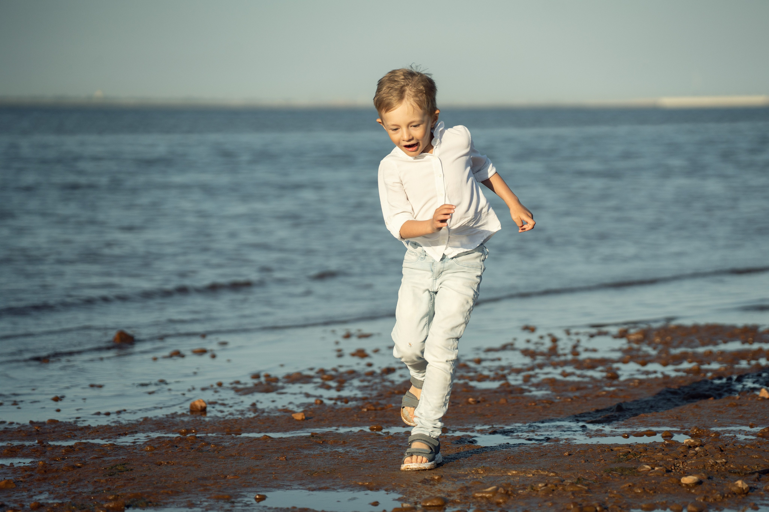 бегущий ребенок, мальчик бежит, детская фотосессия, детская съемка, молодые родители, многодетная семья, съемка на пляже, семейная фотосессия, съёмка на финском заливе, фотосессия на финском заливе, 