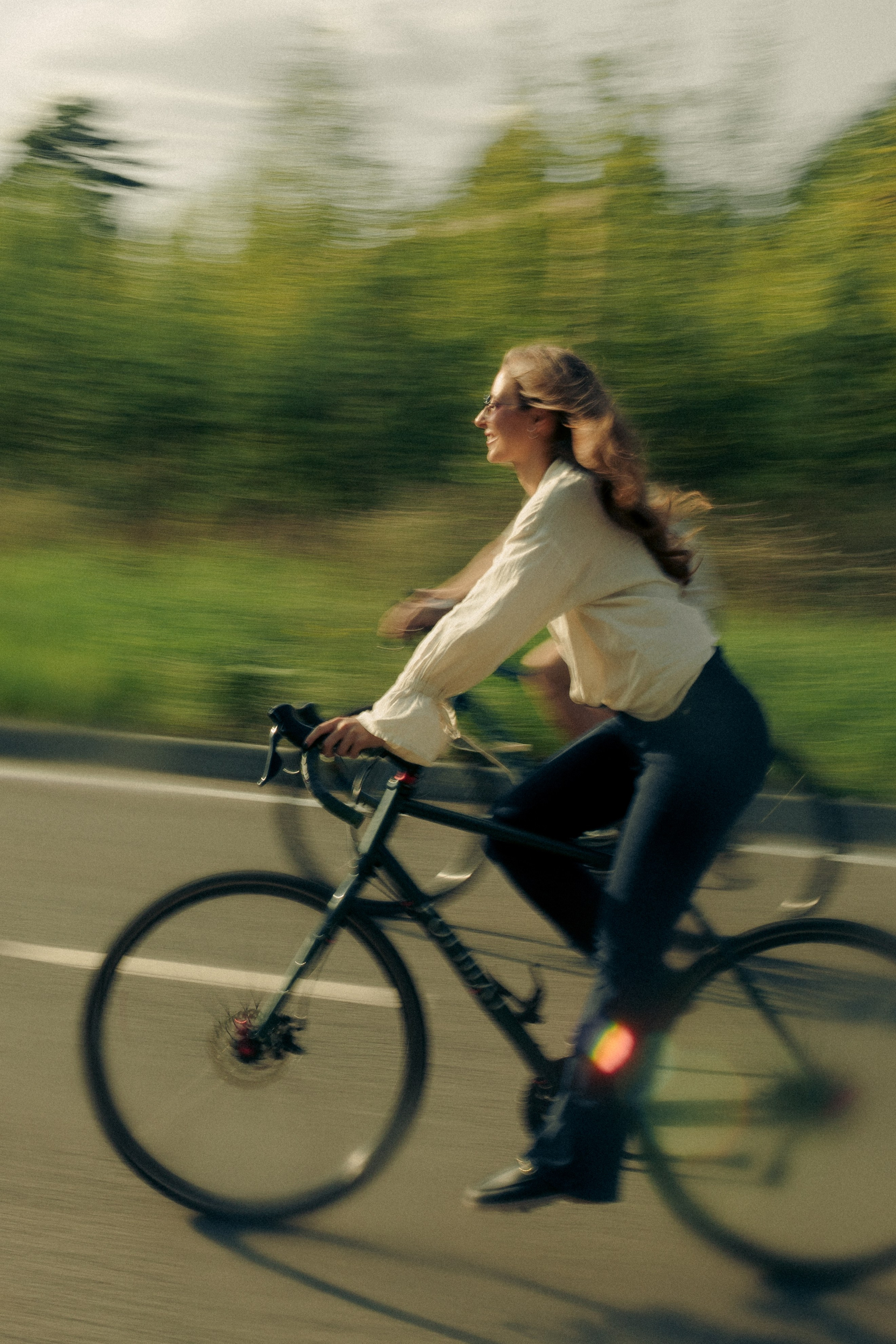 Прогулка по лесу на велосипедах. Свадебный фотограф Казань