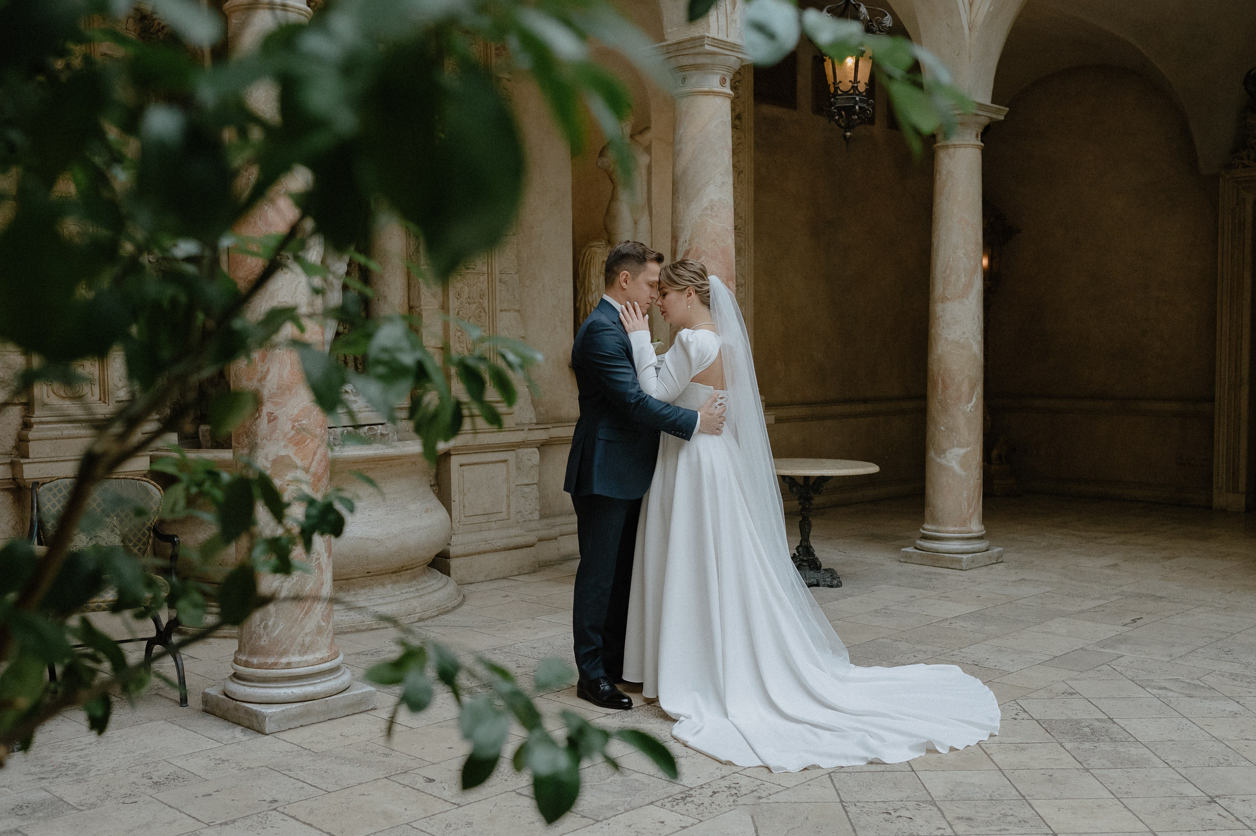 Свадебные сборы и фотосессия в отеле St. Regis. Свадебный фотограф Москва — Сергей и Татьяна