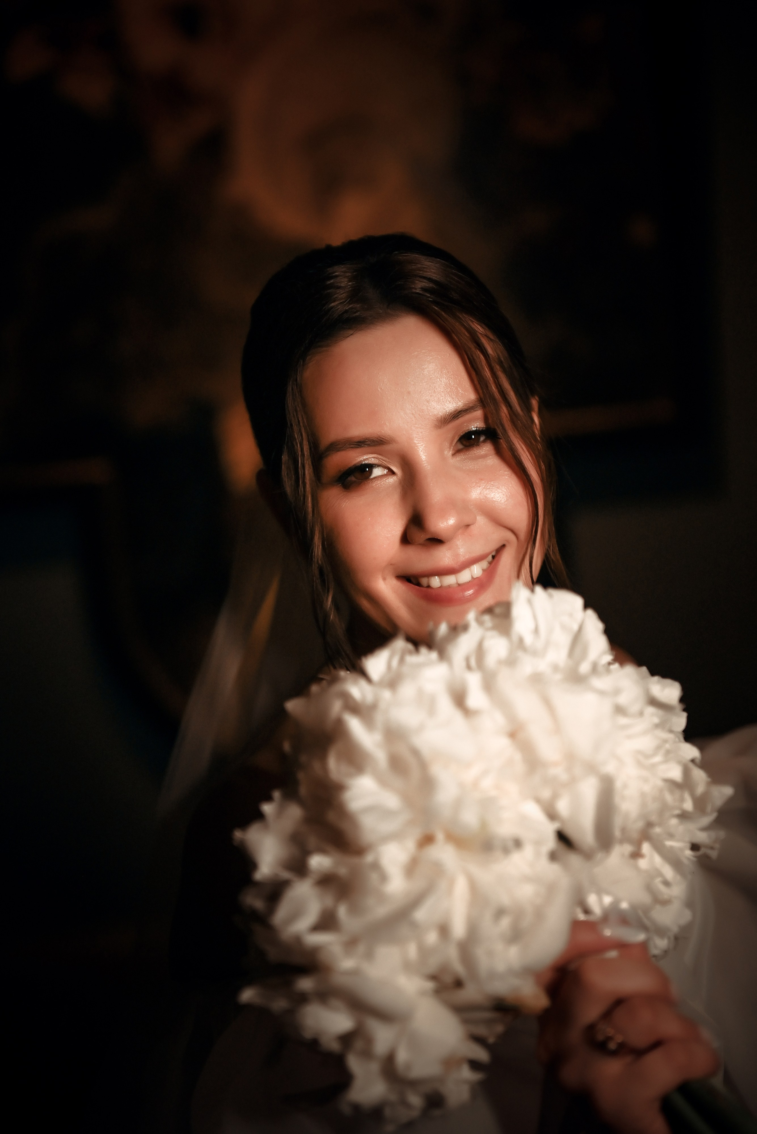 Небольшая свадебная серия в музее и прогулкой под дождем Эльмиры и Ризата. Свадебный, семейный, детский, контент фотограф в Омске Максим Ильин