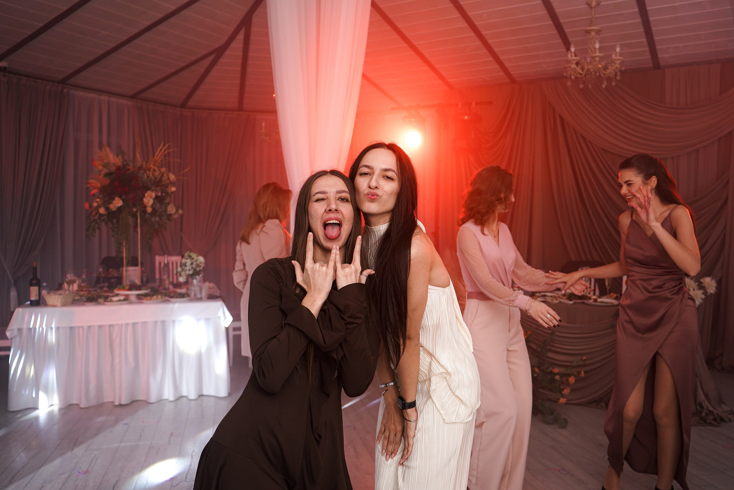 Свадебный банкет в беседке. Свадебный фотограф в Ростове-на-Дону. Таинство Крещения и Венчания, семейные фотосессии. Алёна Чёботова