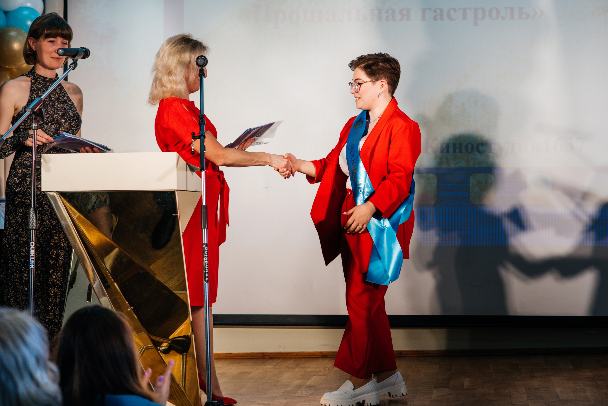 Вручение аттестатов. Выпускные альбомы в Подольске Москве и МО