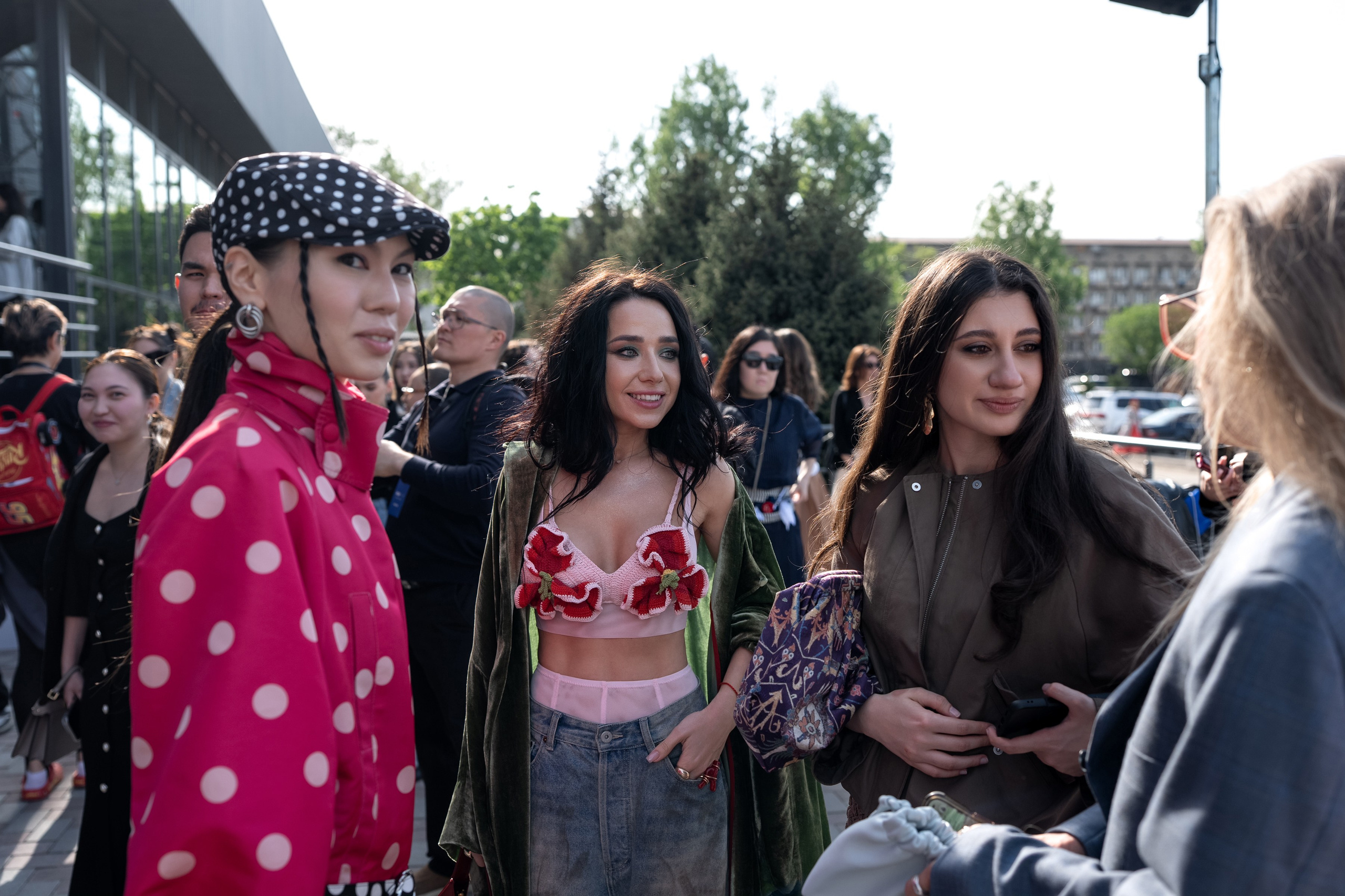Visa Fashion Week Almaty Pre-Fall 2026 April StreetStyle Day 1. Сайт Алматинского НЮ АРТ, будуар и фэшн фотографа Дениса Карпенко