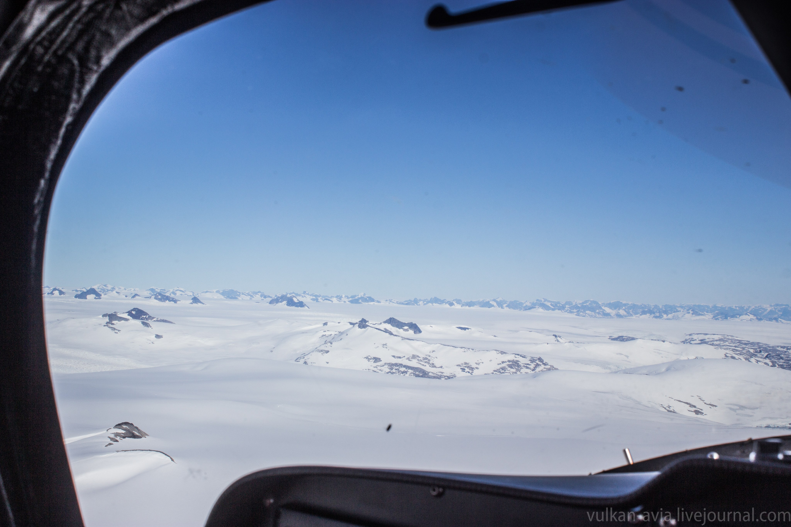 Кругосветный перелёт по полярному кругу на российских самолётах. Фотоальбом показывающий увлекательный мир авиации и мир медведей Андрея Иванова