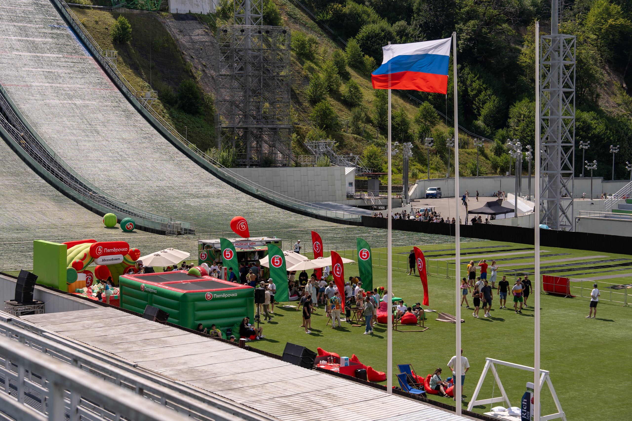 Фотоотчет партнеской интеграции для сети «Пятерочка» на фестивале «Grounded». Репортажный фотограф в Красной Поляне и Сочи Павлюченко Екатерина