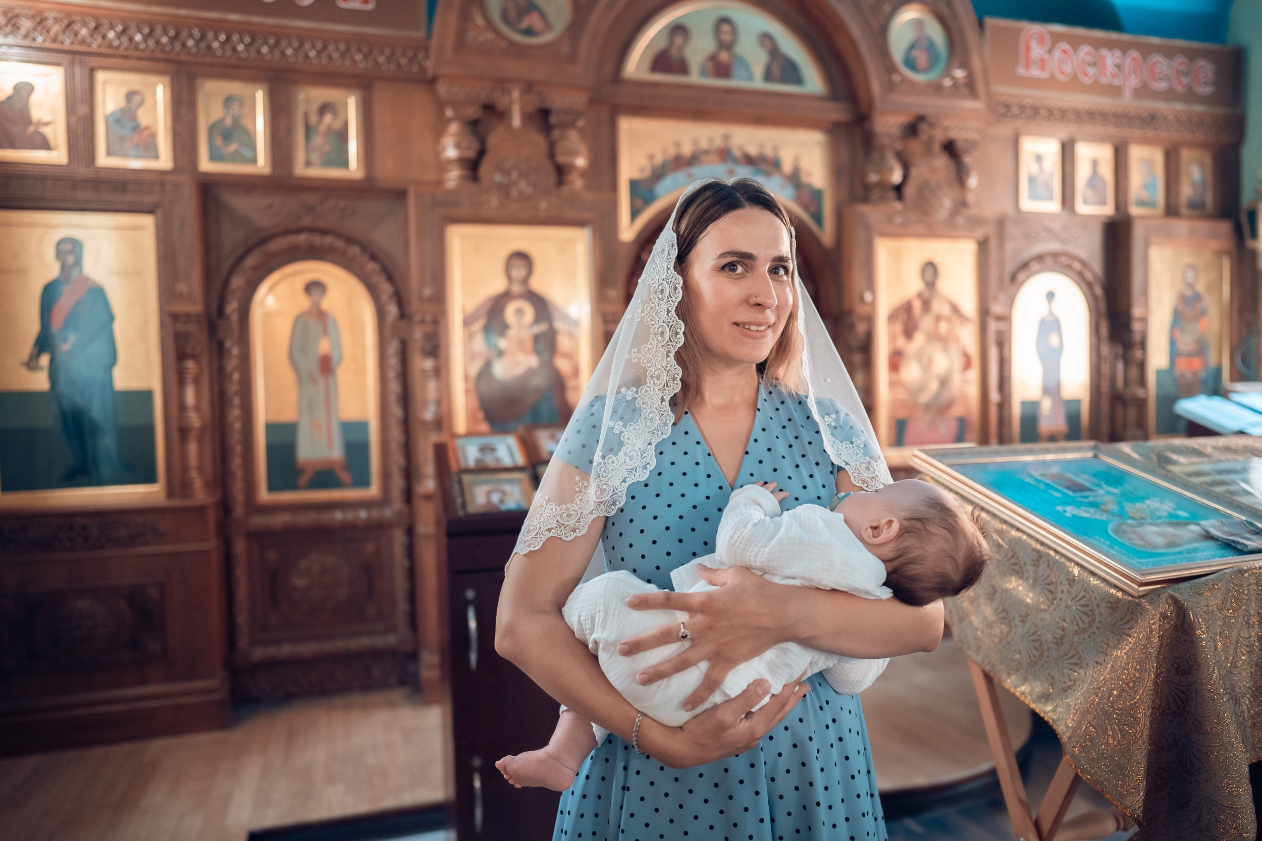 Крещение в храме святого Феодора Ушакова Севастополь. Фотограф церковных Таинств Луганск