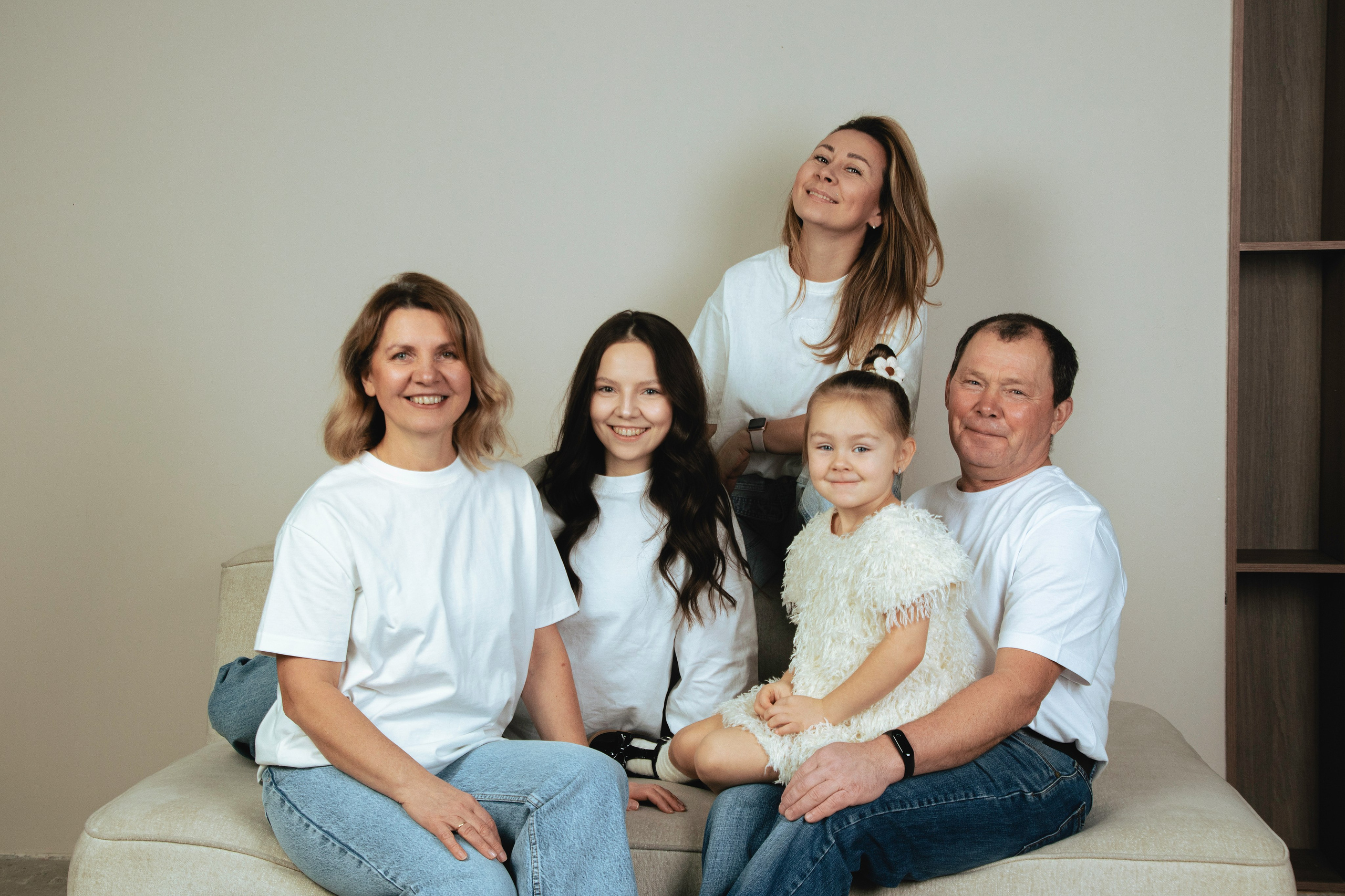 Семейная фотосессия на белом фоне