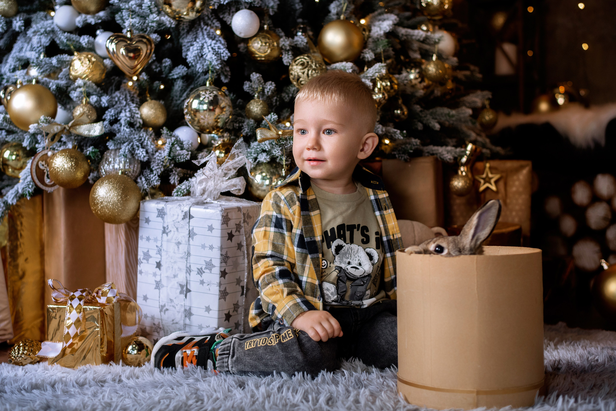 ребенок с кроликом