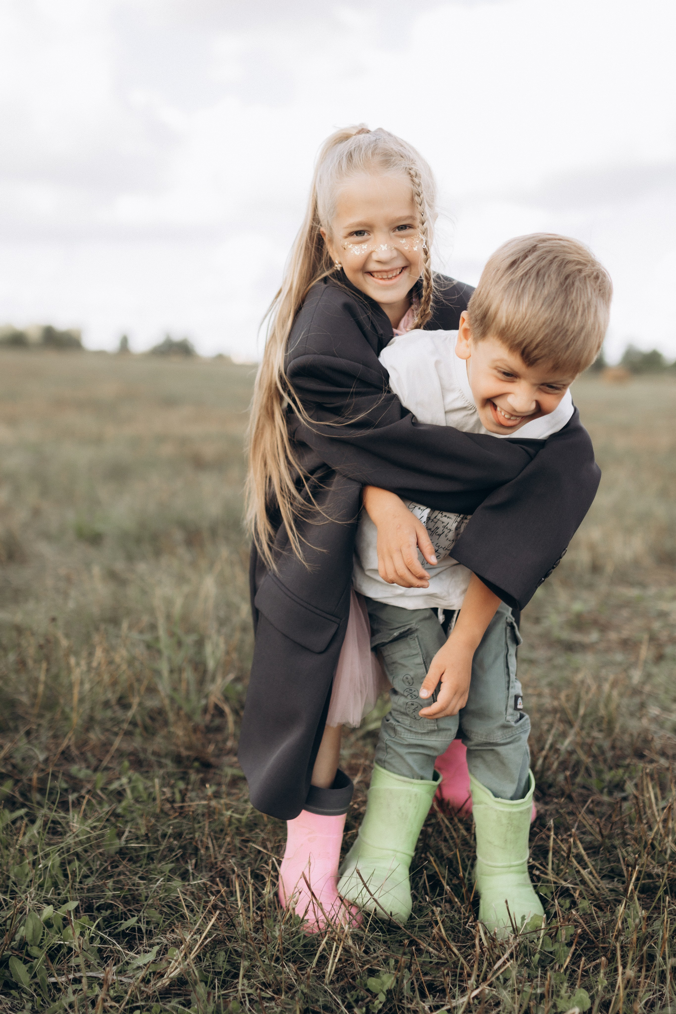 Вика и Миша на сене. Семейный фотограф lifestyle в Новосибирске Елена Шпилевая