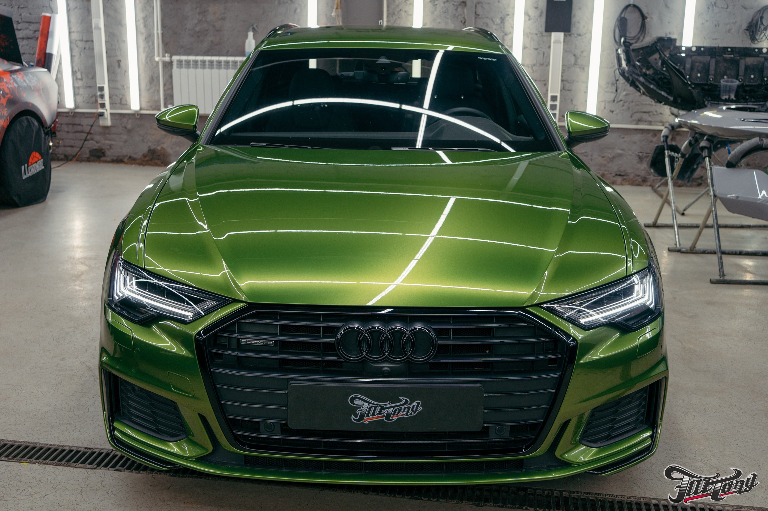 Audi A6 2 раза поменяла цвет, оклейка с проемами в зеленый и преклейка в серый. DeLorein