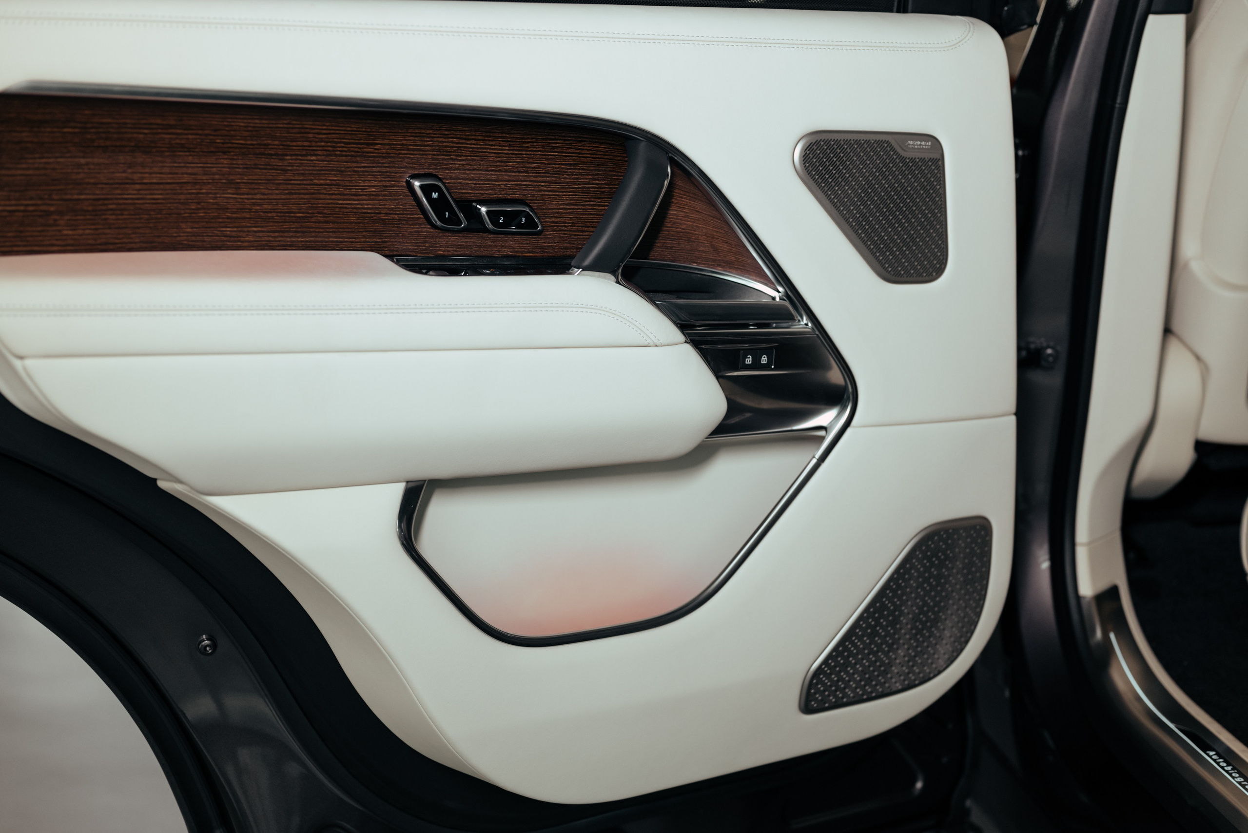 Range Rover long brown on white. DeLorein