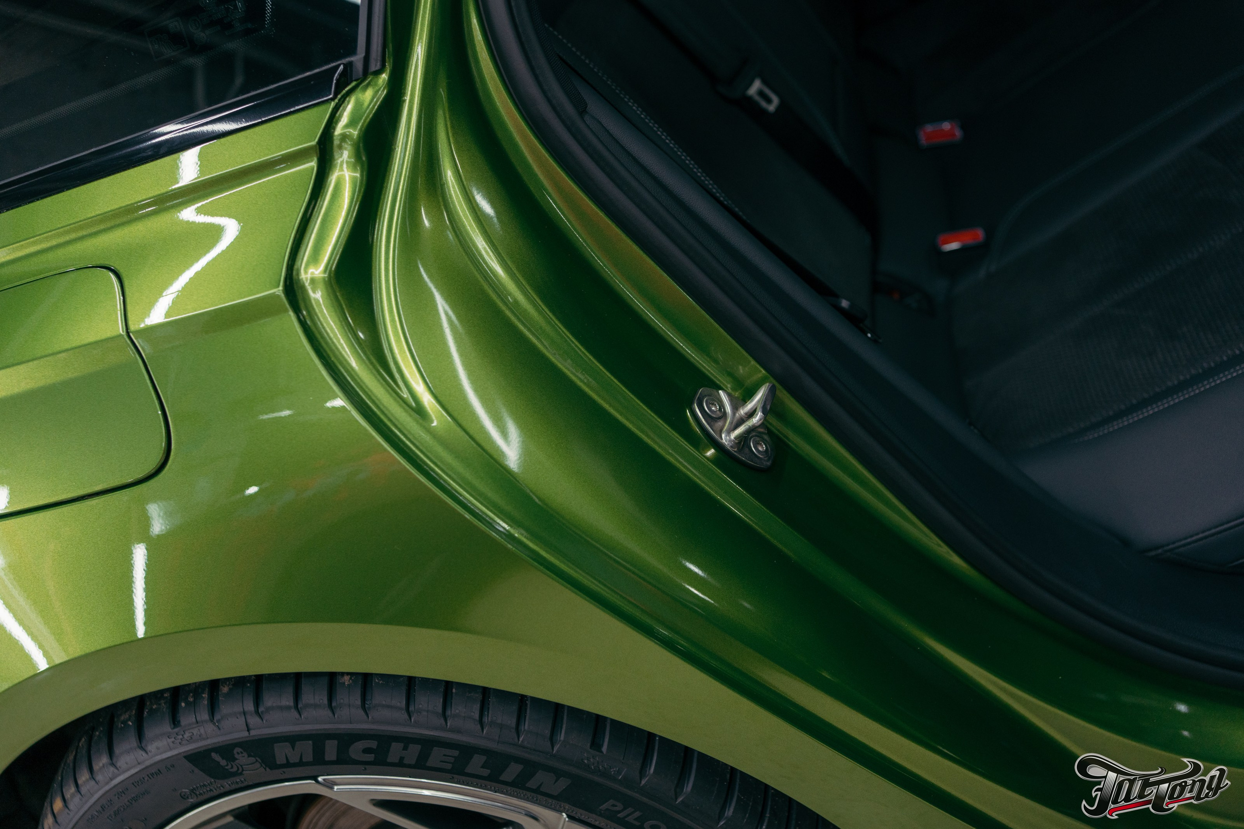 Audi A6 2 раза поменяла цвет, оклейка с проемами в зеленый и преклейка в серый. DeLorein