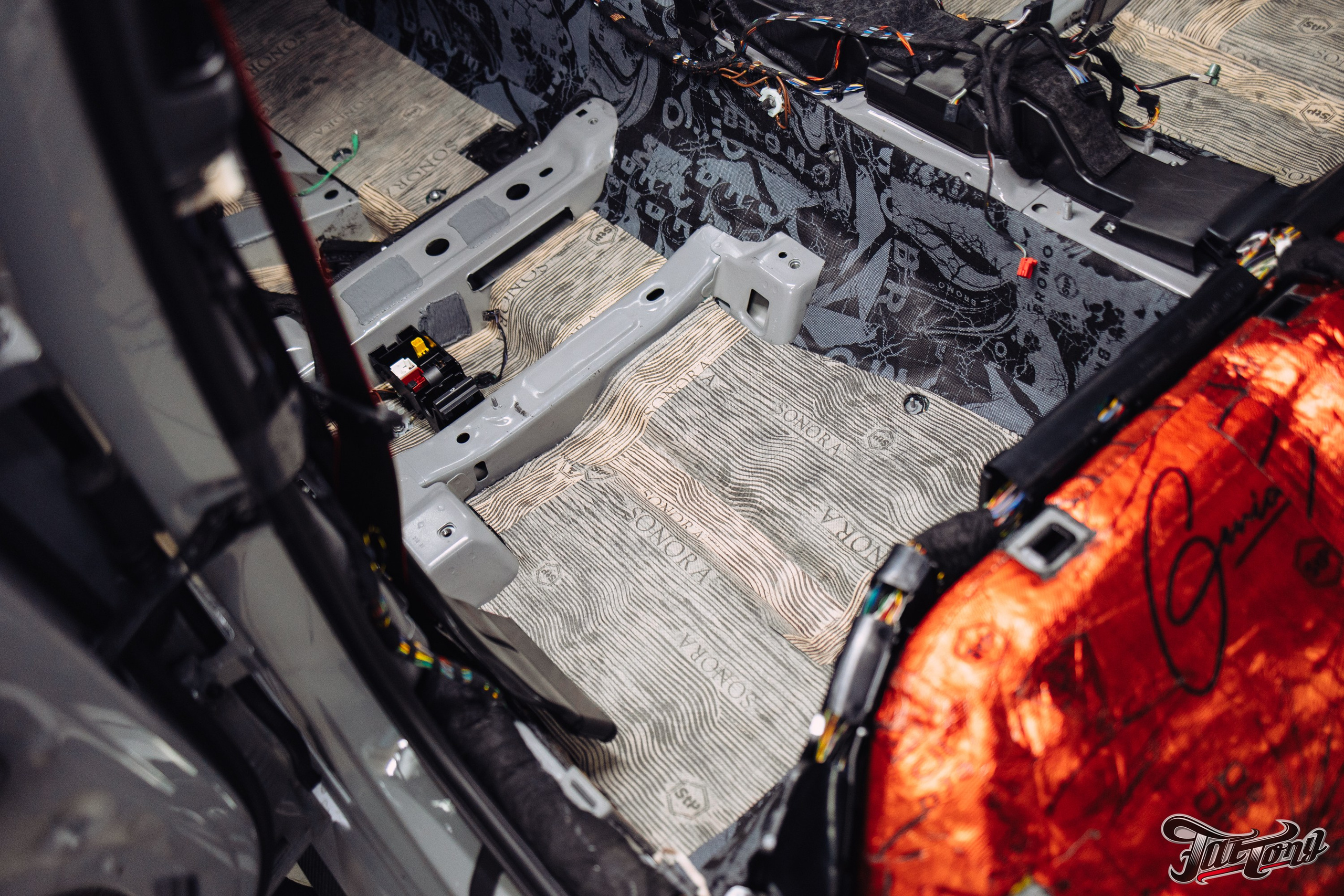 Audi RS6 снятие старой шумоизоляции и нанесение новой. DeLorein