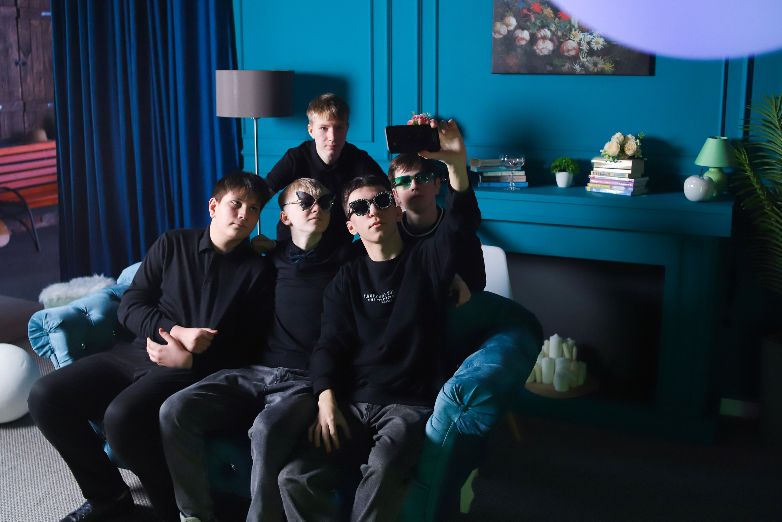 9 Класс в студии с неоном и белой циклорамой. Фотограф в Сургуте Брызгунова Анастасия