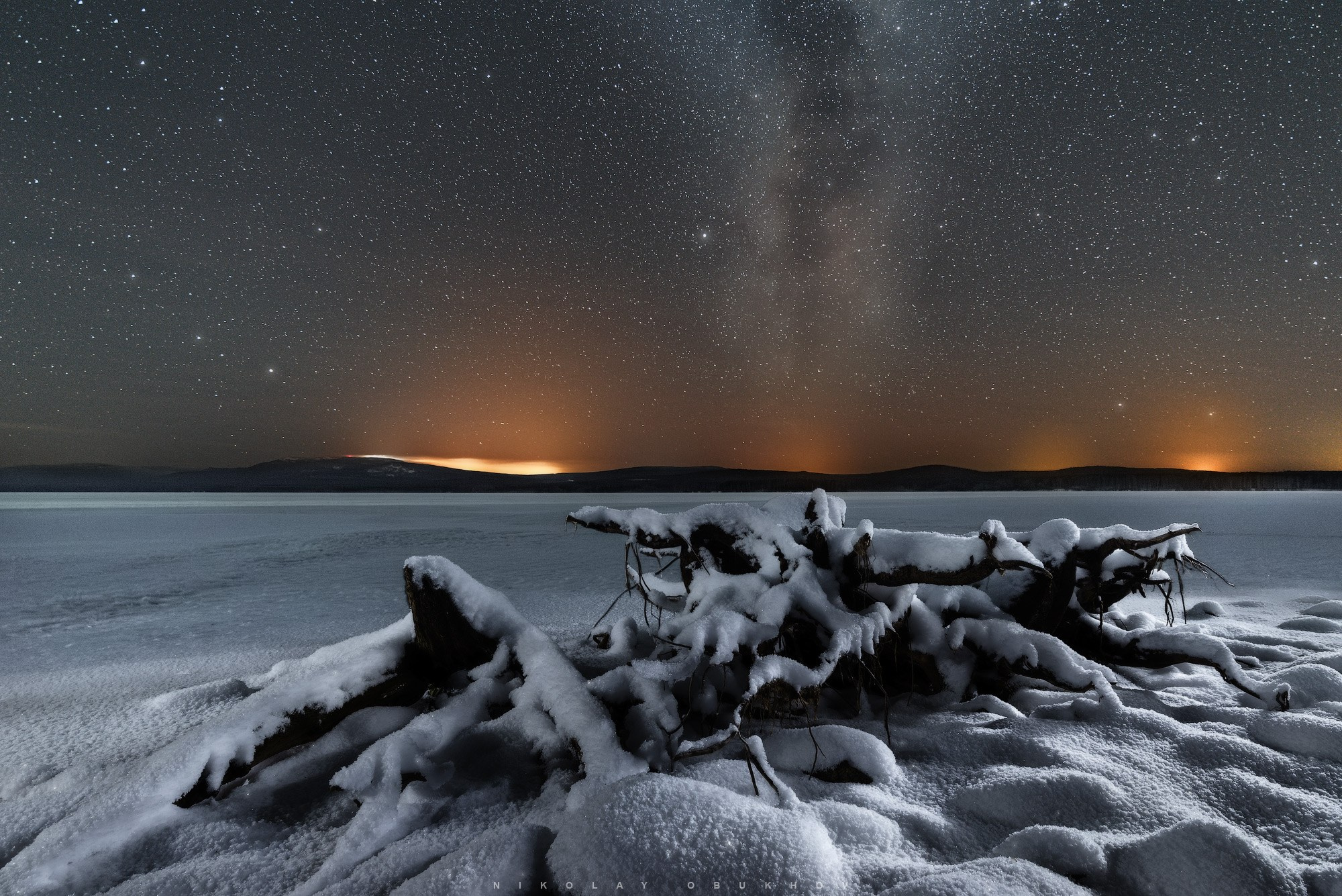 Ночные пейзажи звёзды на берегу Черноисточинского пруда — чистое небо Урала открывает взору Млечный Путь.