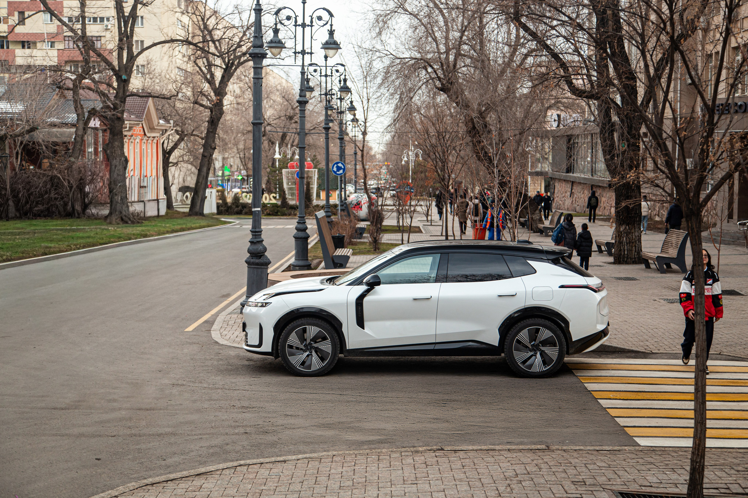 Lynk&Co 08 EM-P. Рекламный и портретный фотограф в Алматы — Серекпаев Танирхан