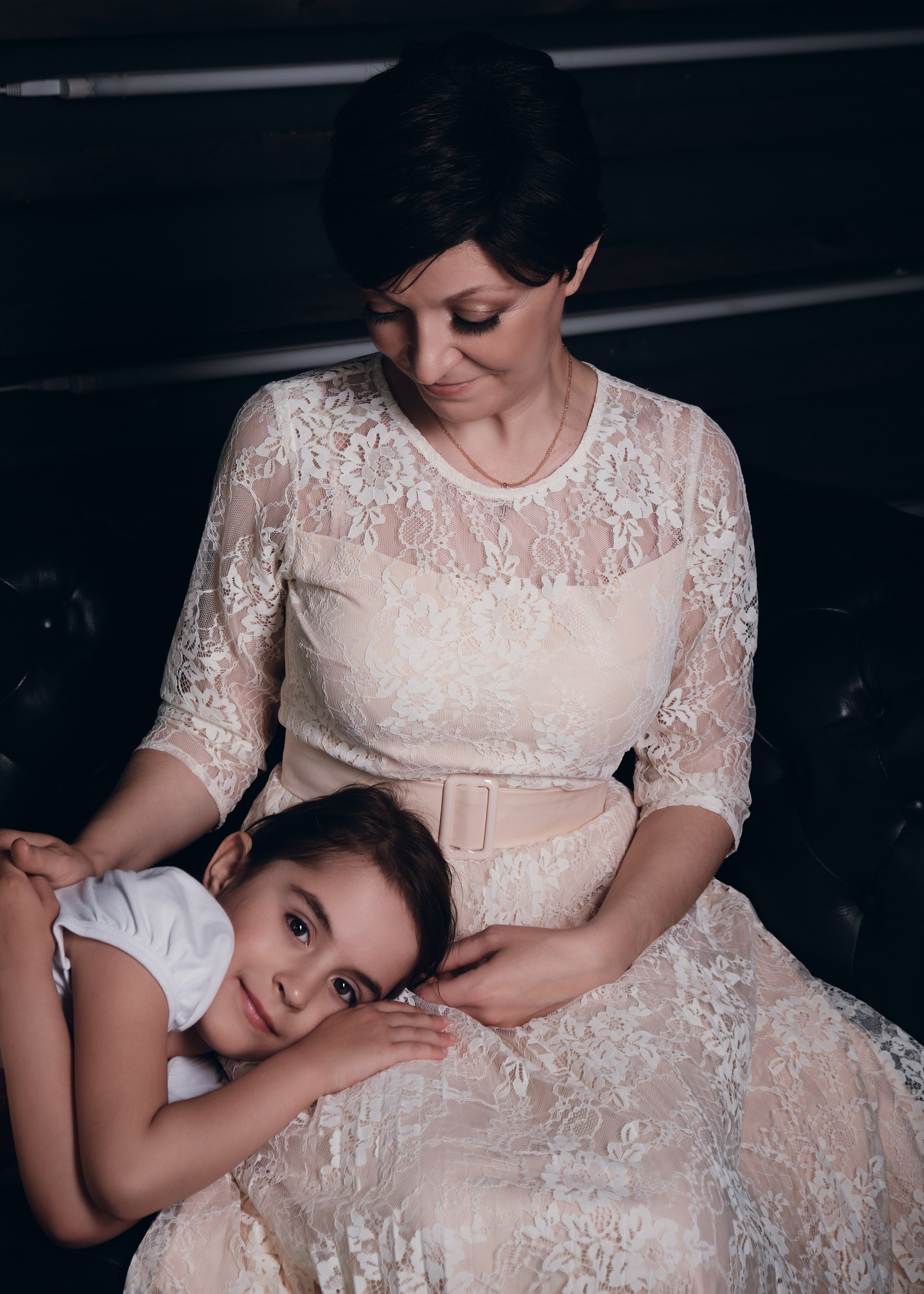 Семейная фотосессия мамы и двух дочек. Портретный фотограф на новый год в Москве Виктория Колышева