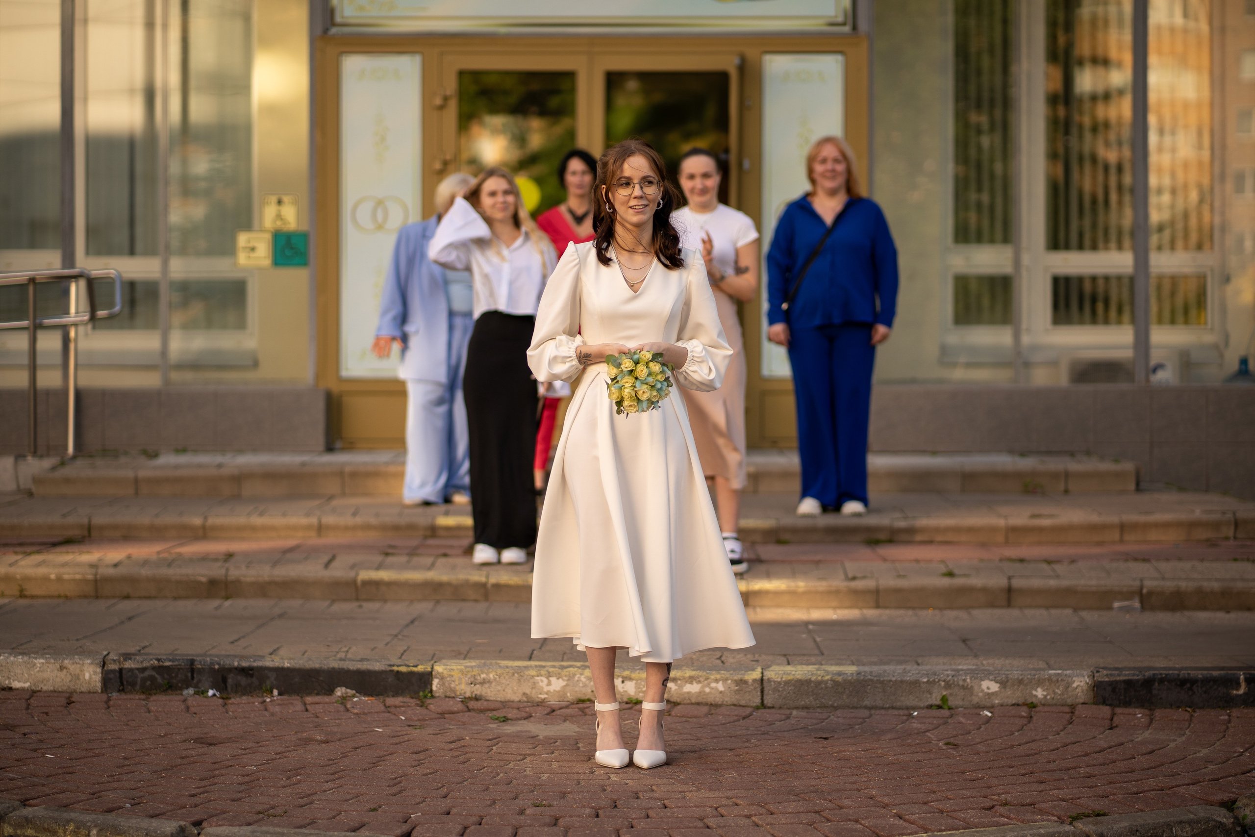 Невеста кидает букет невесты у загса